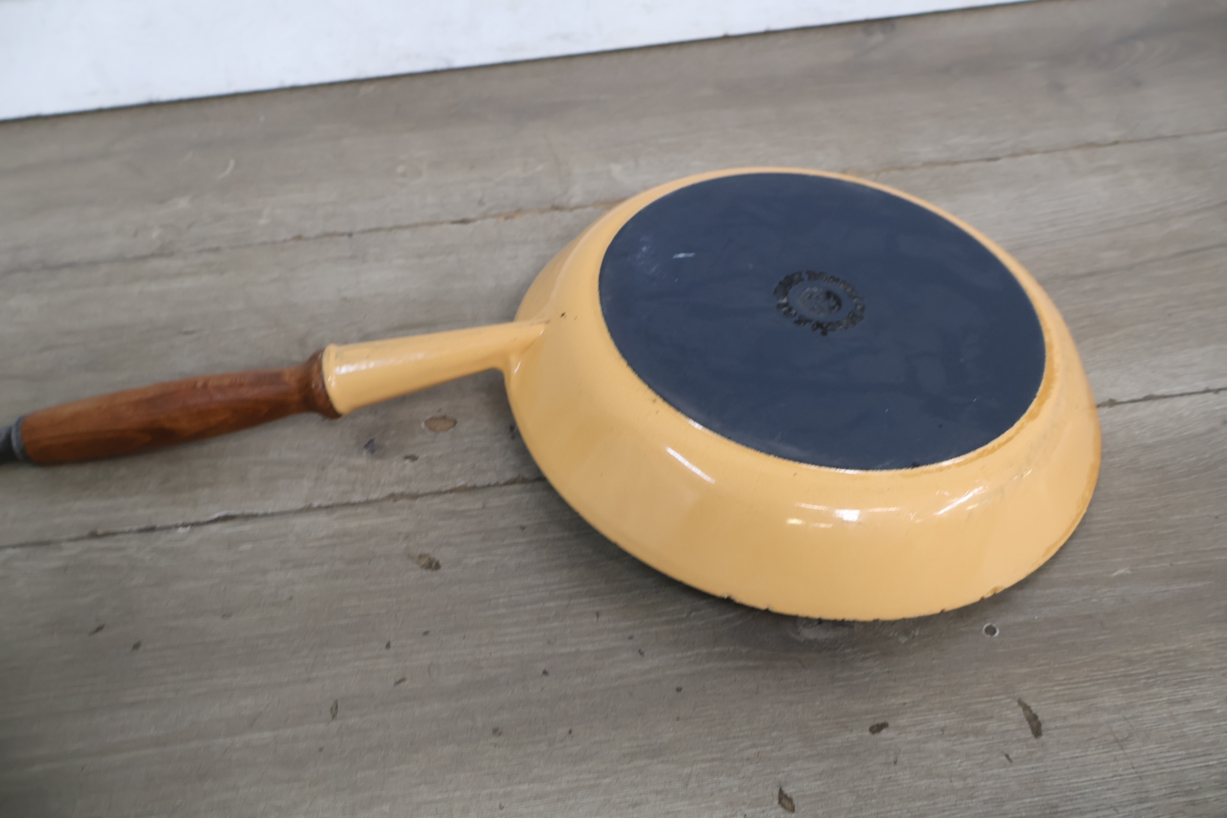 Koekenpan met houten handvat le creuset – foto 10 – kavel bij GSD Auctions, Zoeterwoude