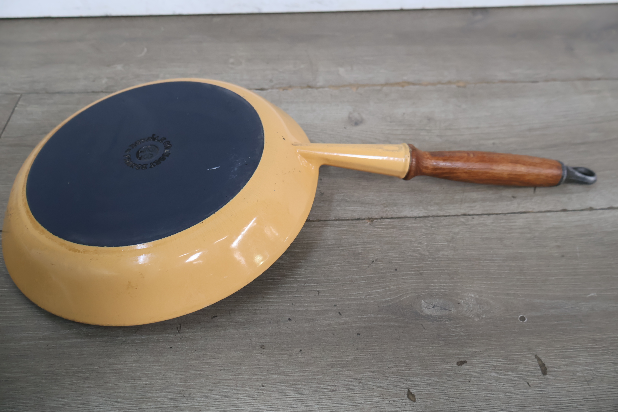 Koekenpan met houten handvat le creuset – foto 12 – kavel bij GSD Auctions, Zoeterwoude