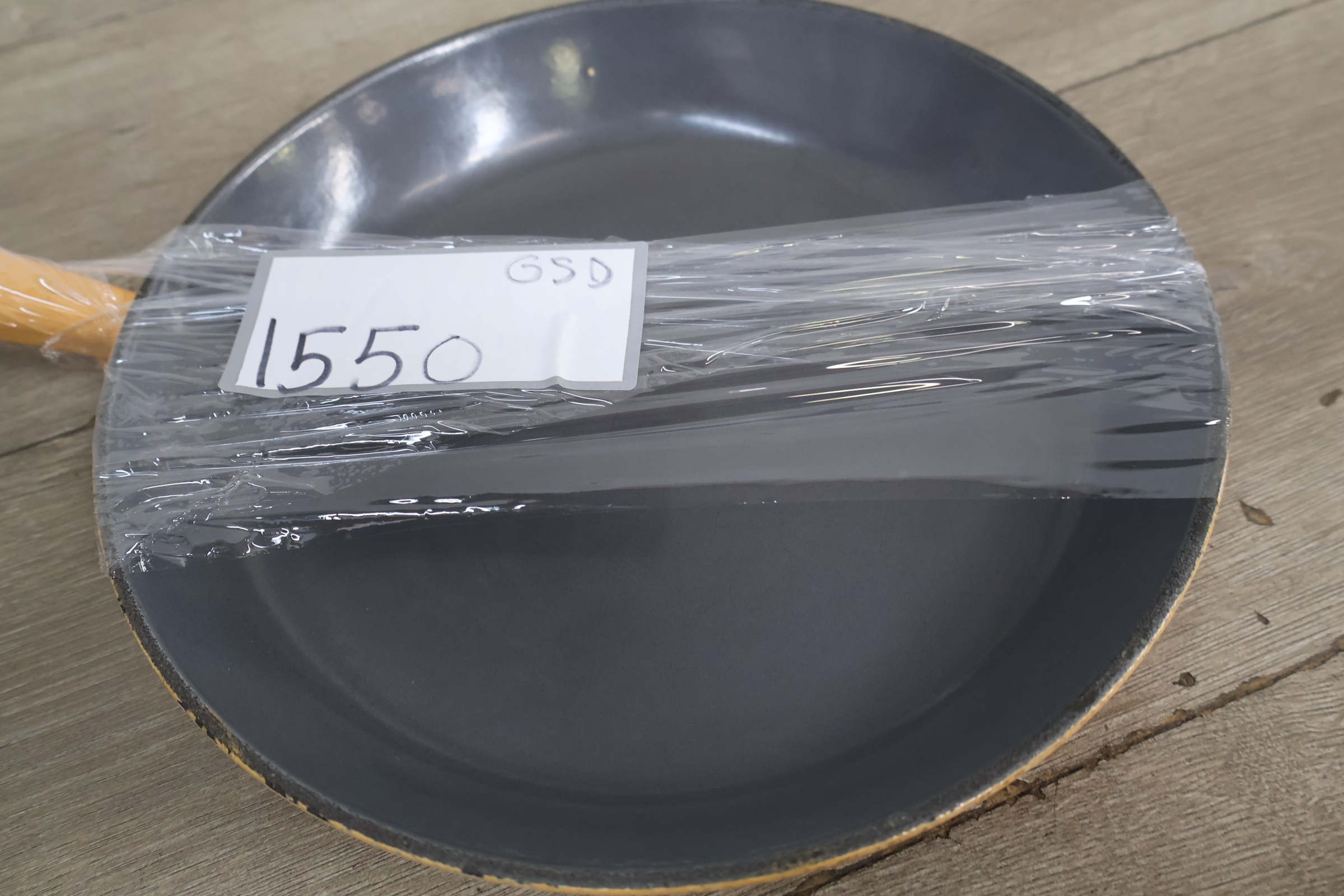 Koekenpan met houten handvat le creuset – foto 16 – kavel bij GSD Auctions, Zoeterwoude