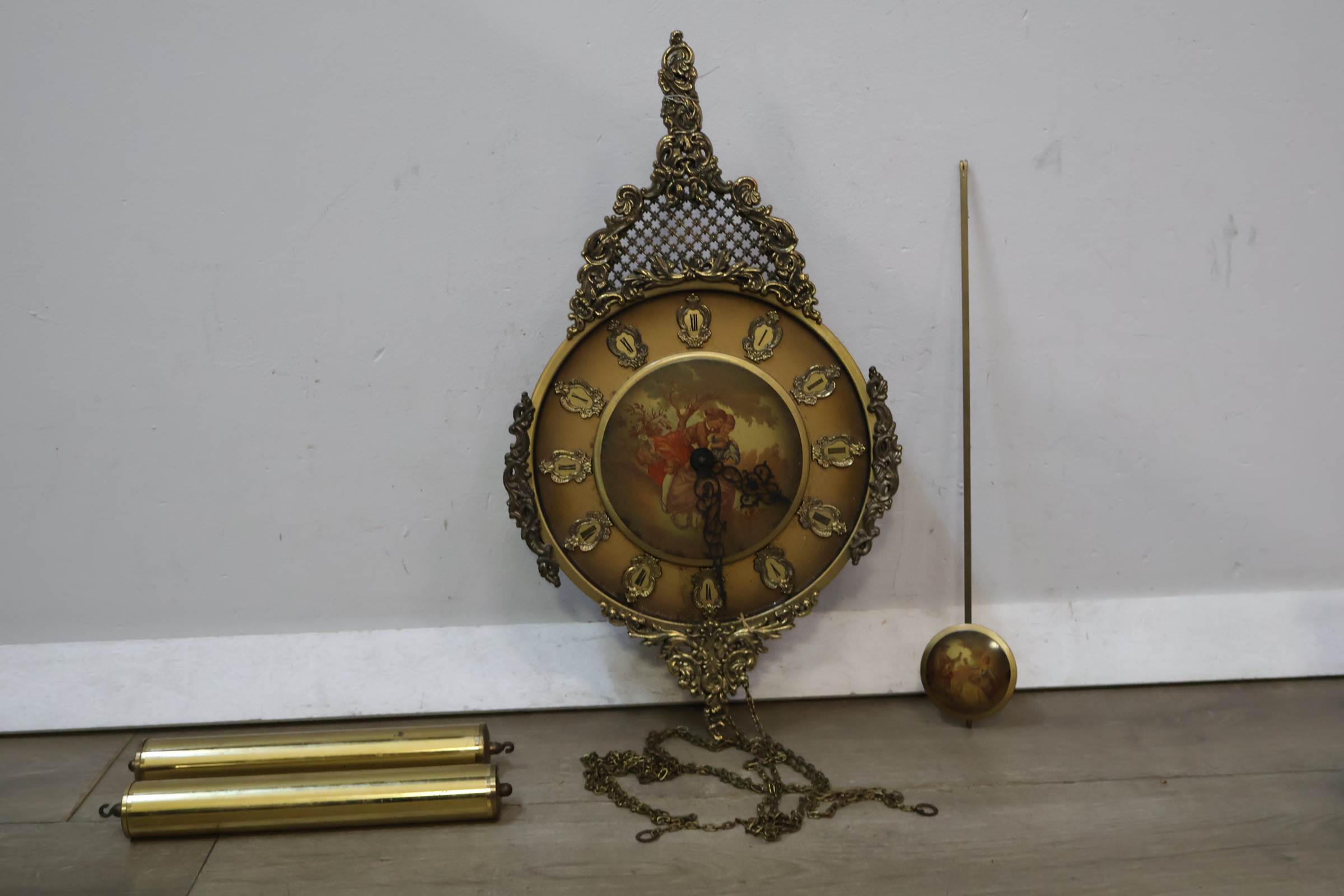 Vintage sierlijke wandklok met pendel en gewichten – foto 3 – kavel bij GSD Auctions, Zoeterwoude