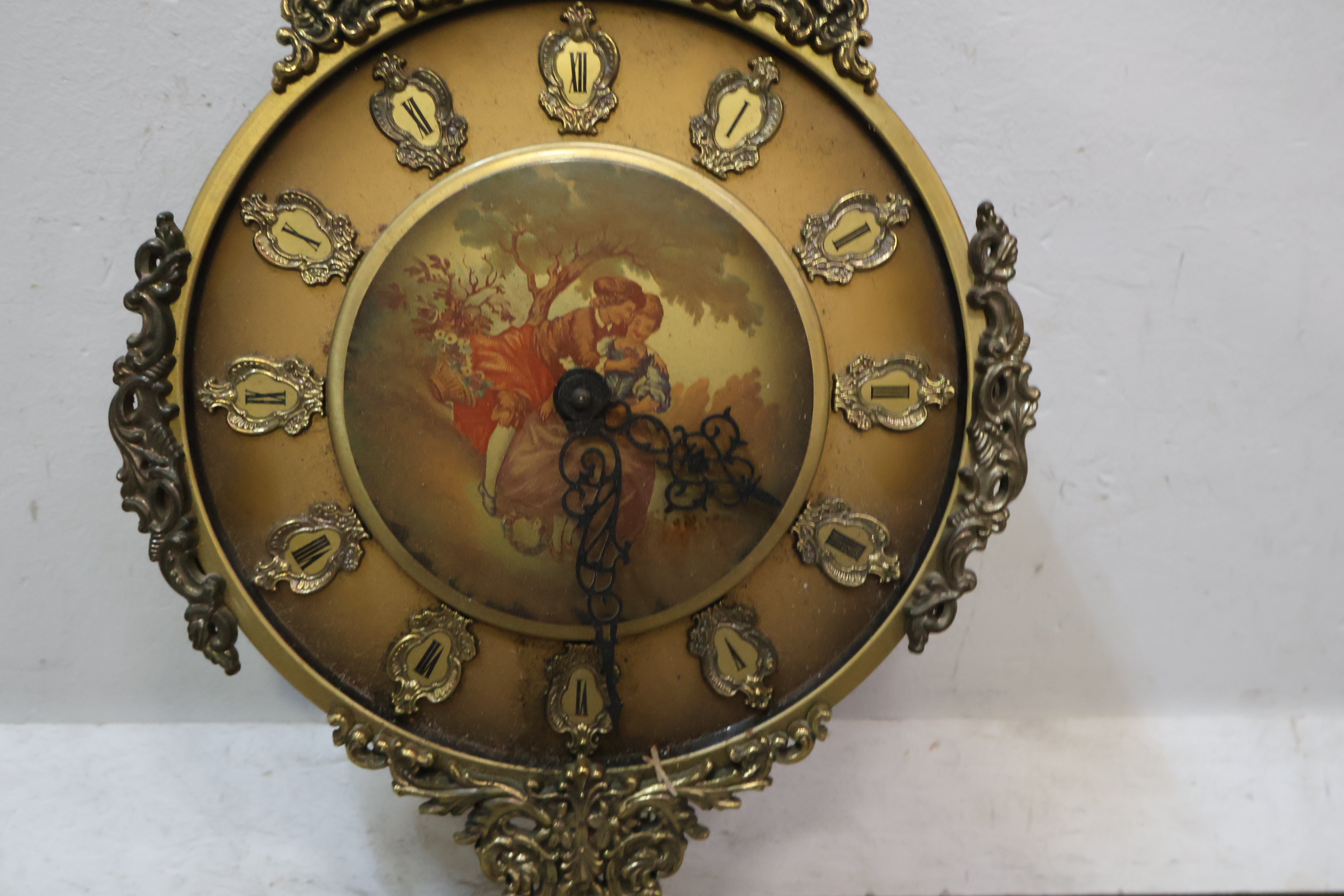 Vintage sierlijke wandklok met pendel en gewichten – foto 8 – kavel bij GSD Auctions, Zoeterwoude