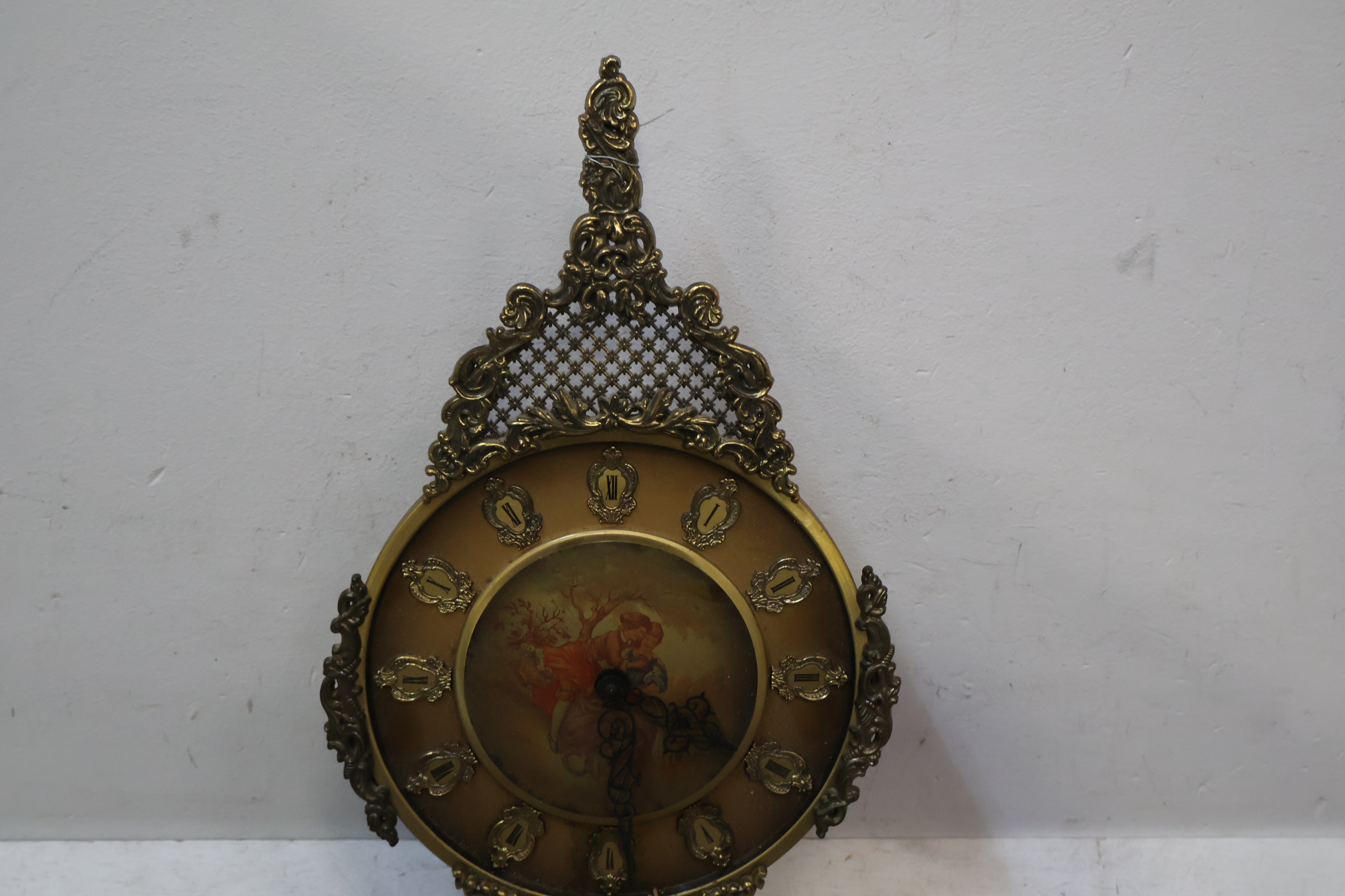 Vintage sierlijke wandklok met pendel en gewichten – foto 9 – kavel bij GSD Auctions, Zoeterwoude