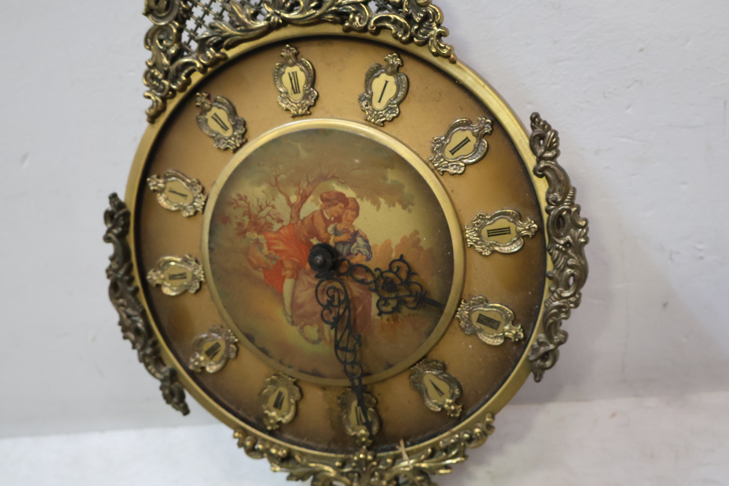Vintage sierlijke wandklok met pendel en gewichten – foto 12 – kavel bij GSD Auctions, Zoeterwoude
