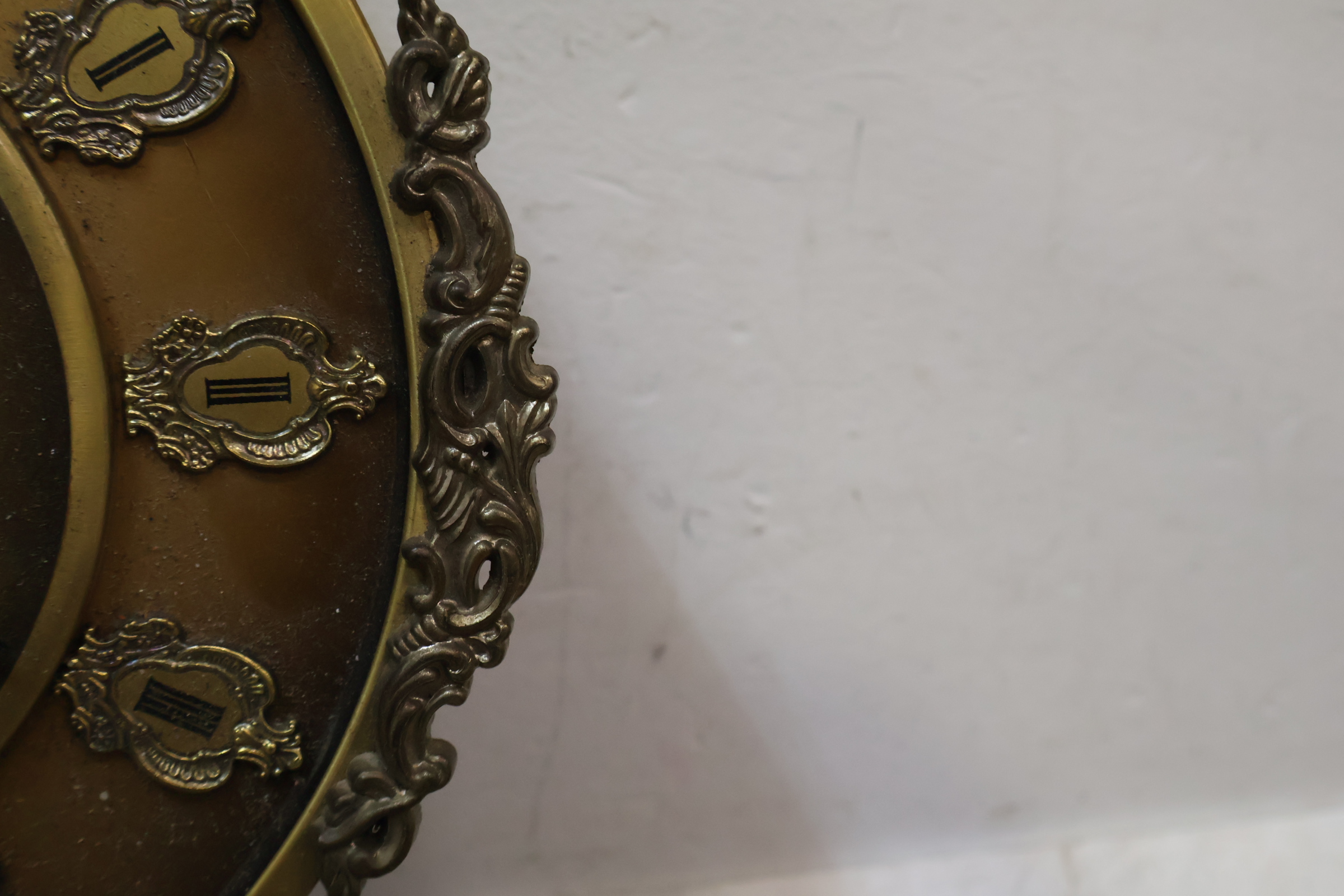 Vintage sierlijke wandklok met pendel en gewichten – foto 13 – kavel bij GSD Auctions, Zoeterwoude