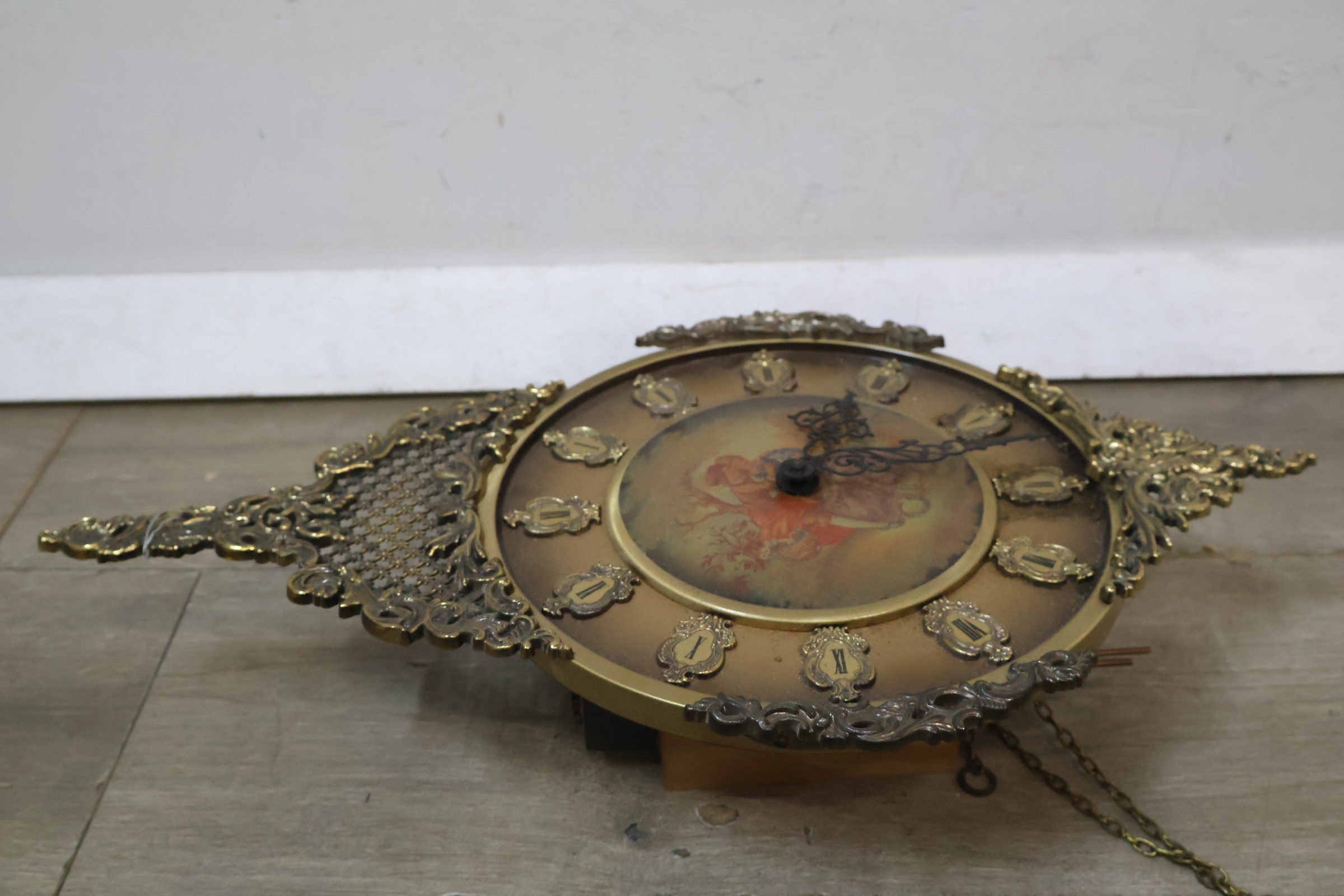 Vintage sierlijke wandklok met pendel en gewichten – foto 16 – kavel bij GSD Auctions, Zoeterwoude