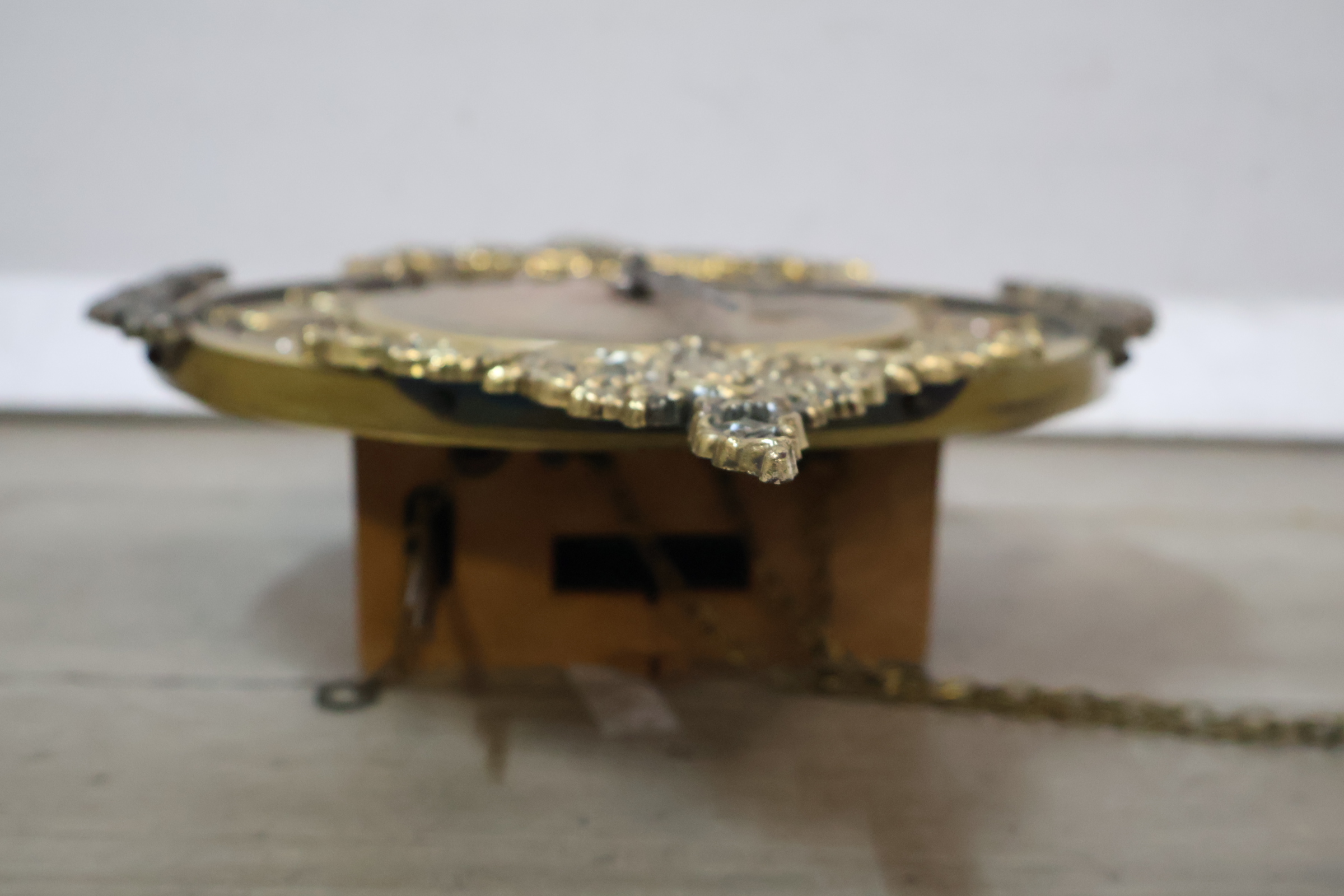 Vintage sierlijke wandklok met pendel en gewichten – foto 17 – kavel bij GSD Auctions, Zoeterwoude