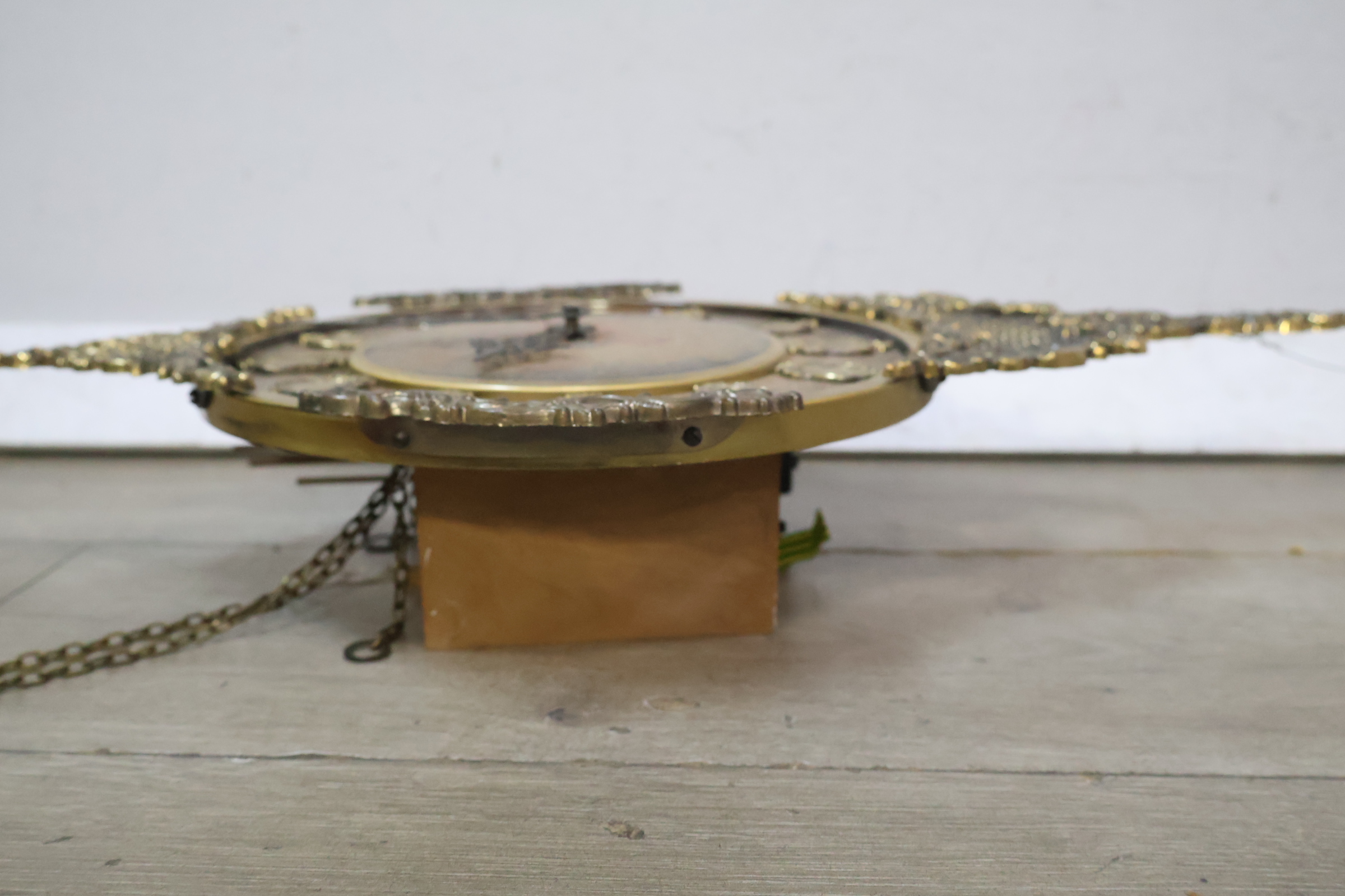 Vintage sierlijke wandklok met pendel en gewichten – foto 18 – kavel bij GSD Auctions, Zoeterwoude