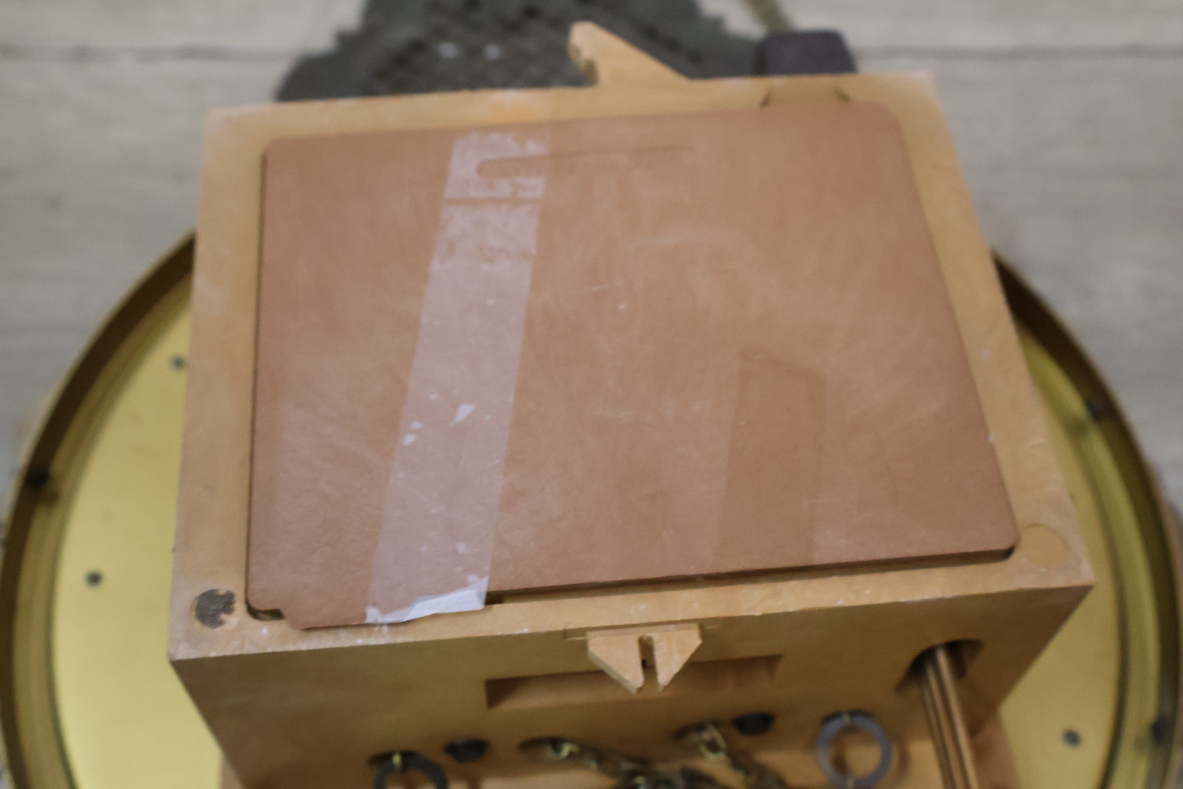Vintage sierlijke wandklok met pendel en gewichten – foto 21 – kavel bij GSD Auctions, Zoeterwoude