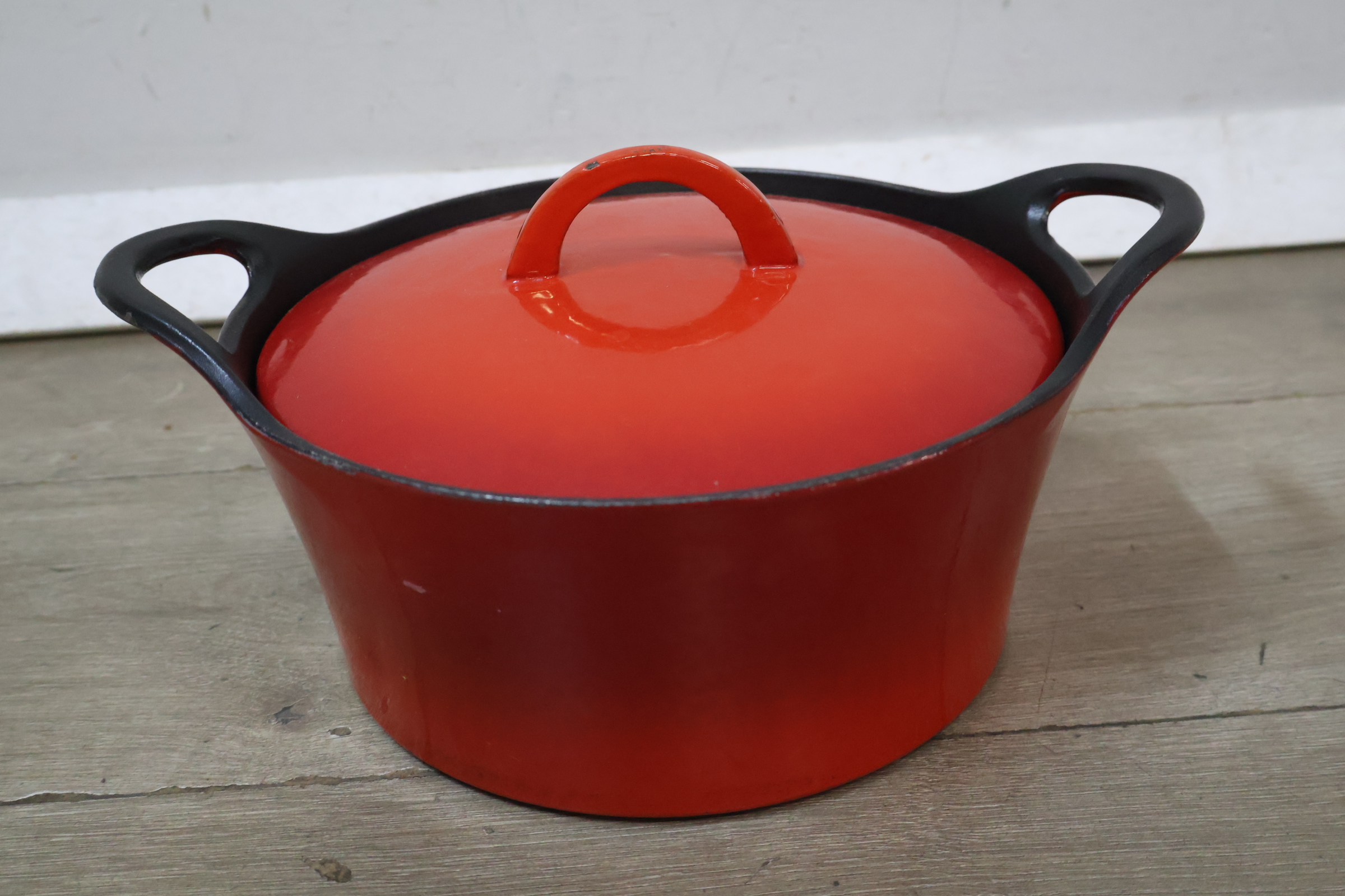 Rode gietijzeren braadpan met deksel – foto 3 – kavel bij GSD Auctions, Zoeterwoude