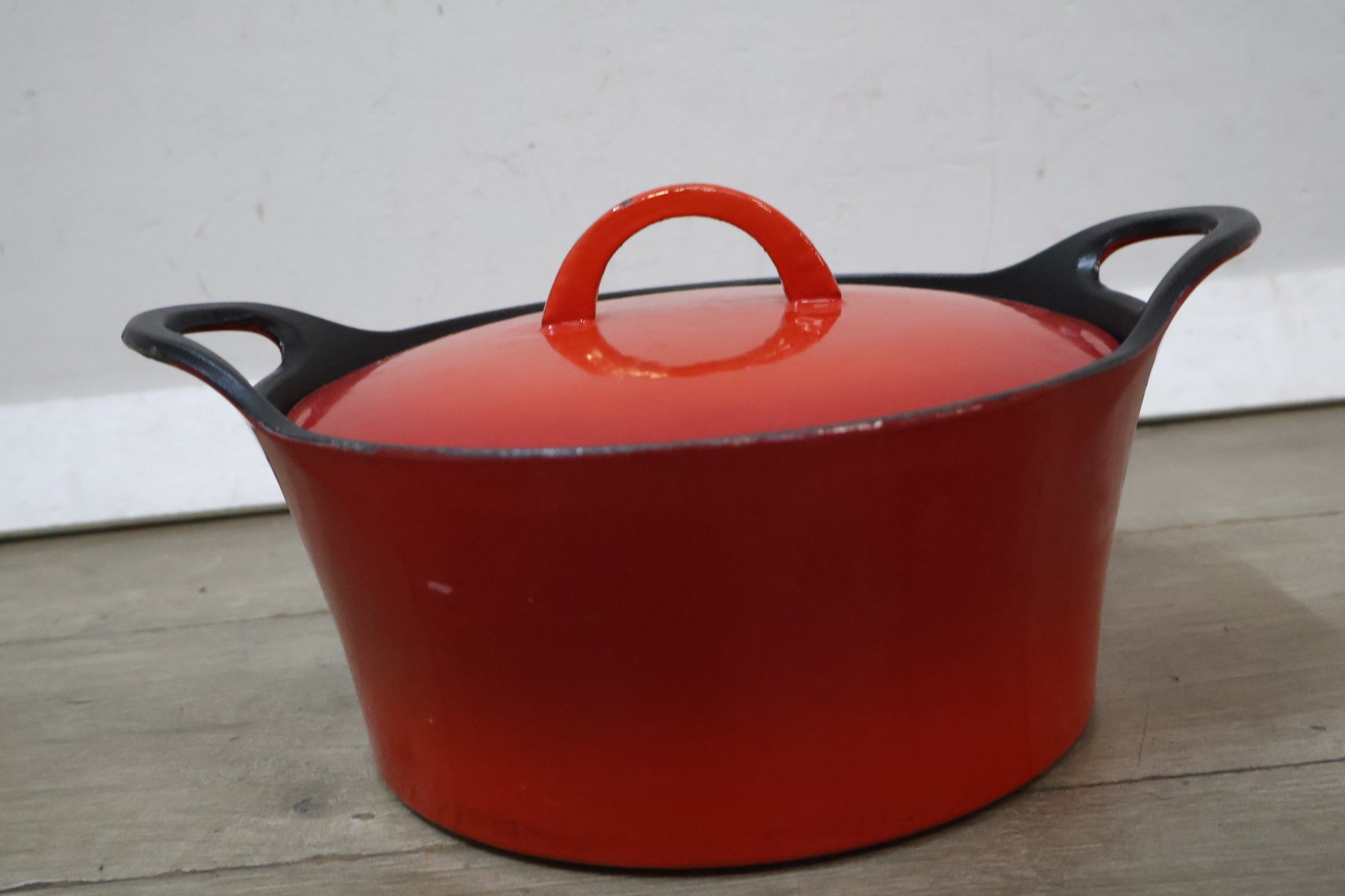 Rode gietijzeren braadpan met deksel – foto 4 – kavel bij GSD Auctions, Zoeterwoude