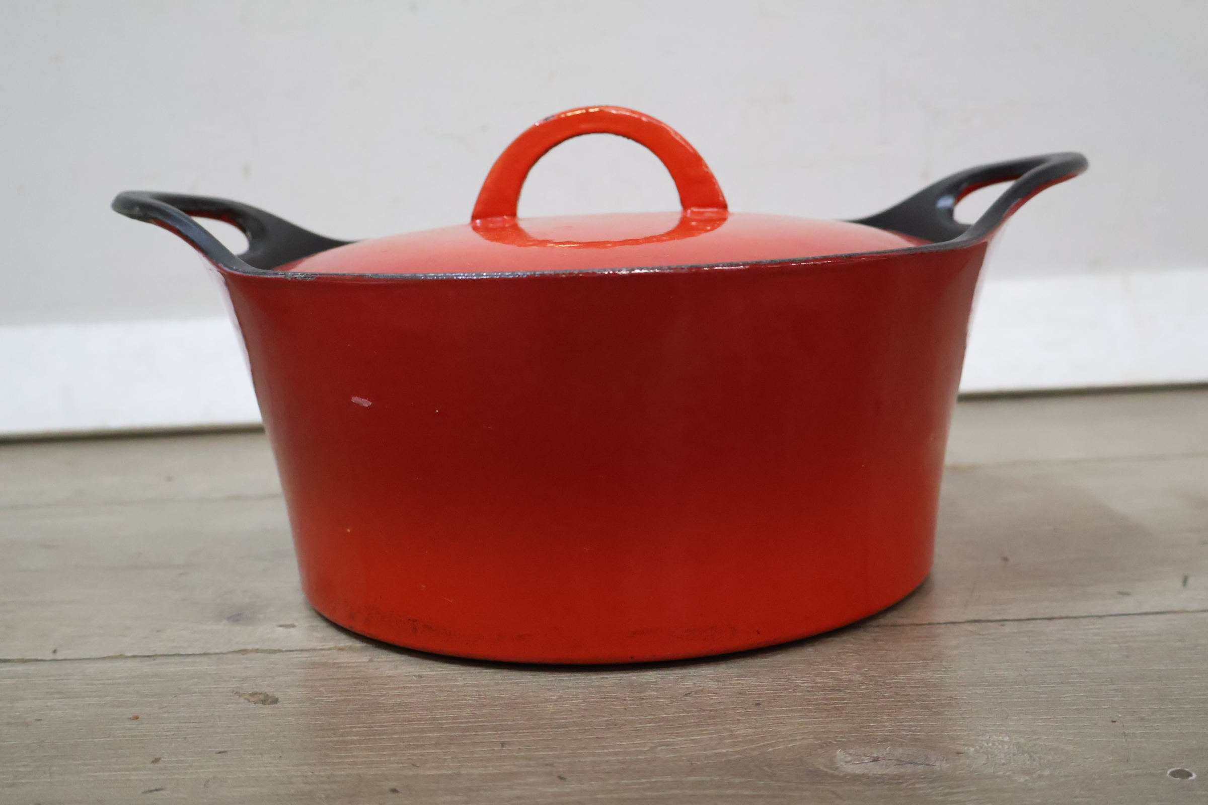 Rode gietijzeren braadpan met deksel – foto 5 – kavel bij GSD Auctions, Zoeterwoude