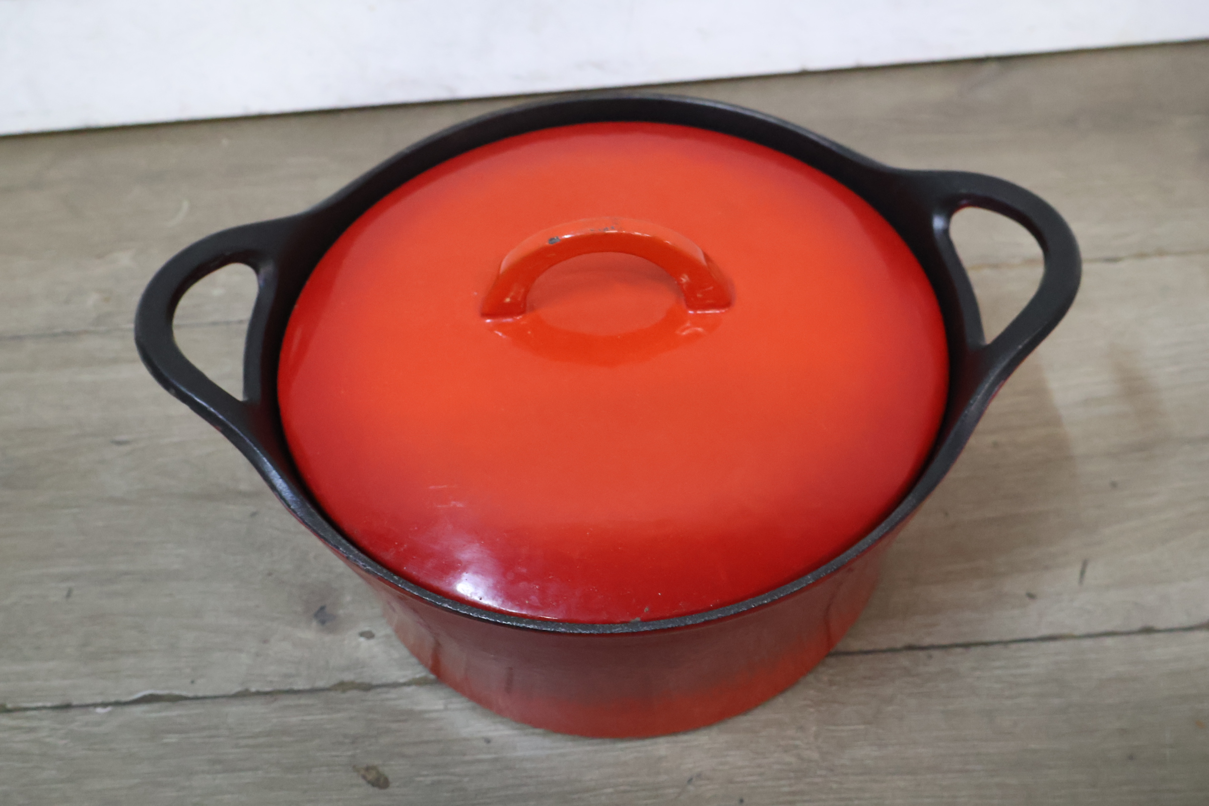 Rode gietijzeren braadpan met deksel – foto 6 – kavel bij GSD Auctions, Zoeterwoude