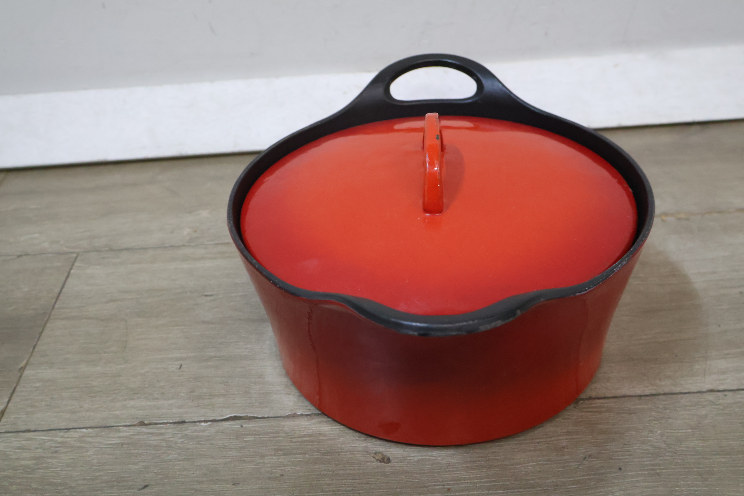 Rode gietijzeren braadpan met deksel – foto 7 – kavel bij GSD Auctions, Zoeterwoude