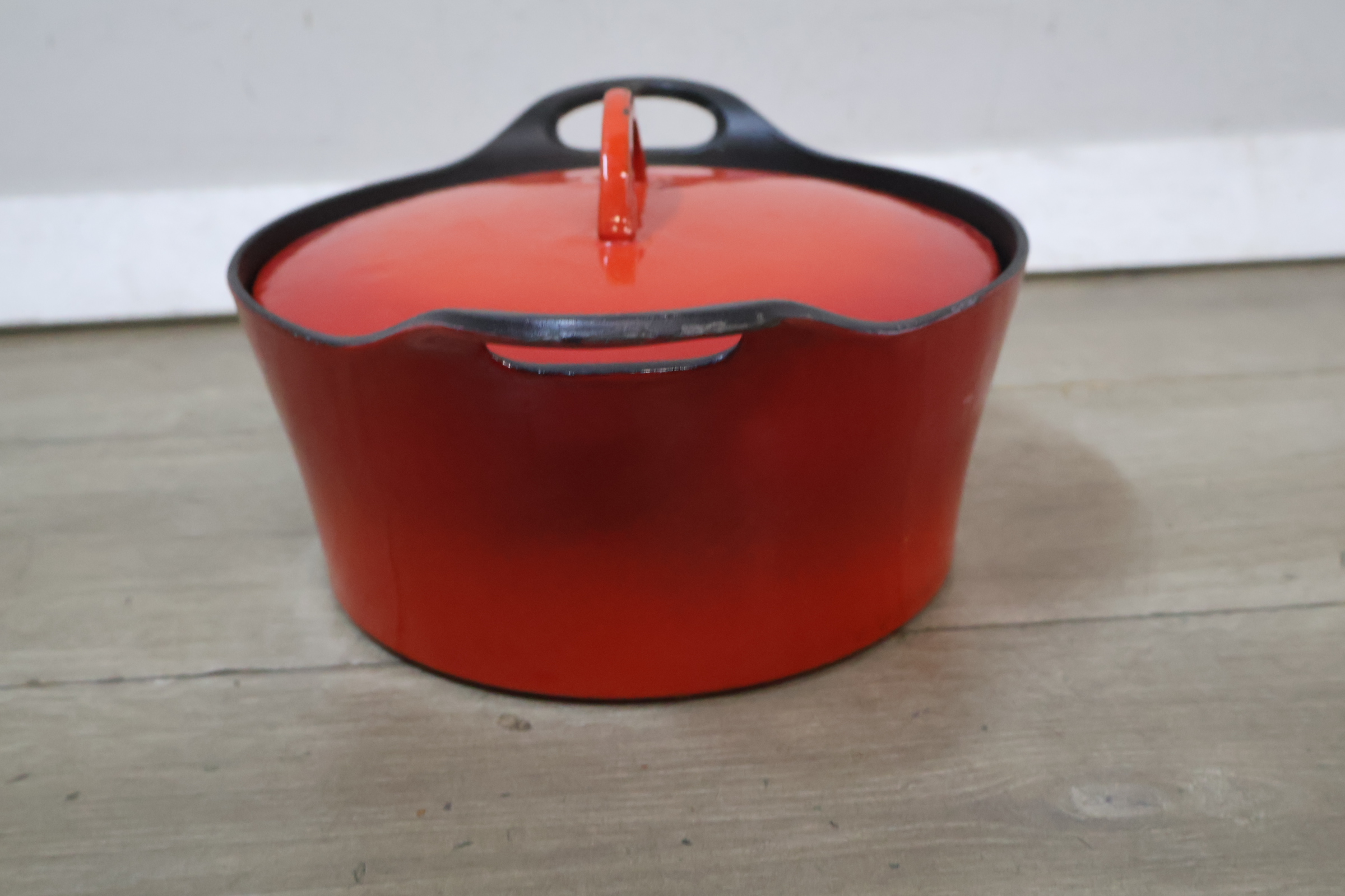 Rode gietijzeren braadpan met deksel – foto 8 – kavel bij GSD Auctions, Zoeterwoude