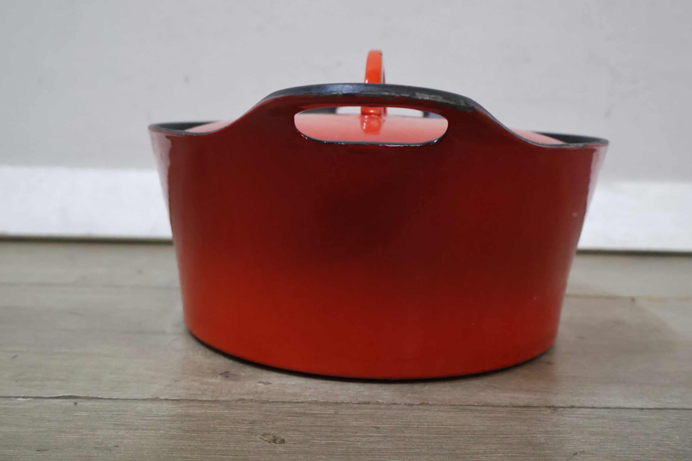 Rode gietijzeren braadpan met deksel – foto 9 – kavel bij GSD Auctions, Zoeterwoude
