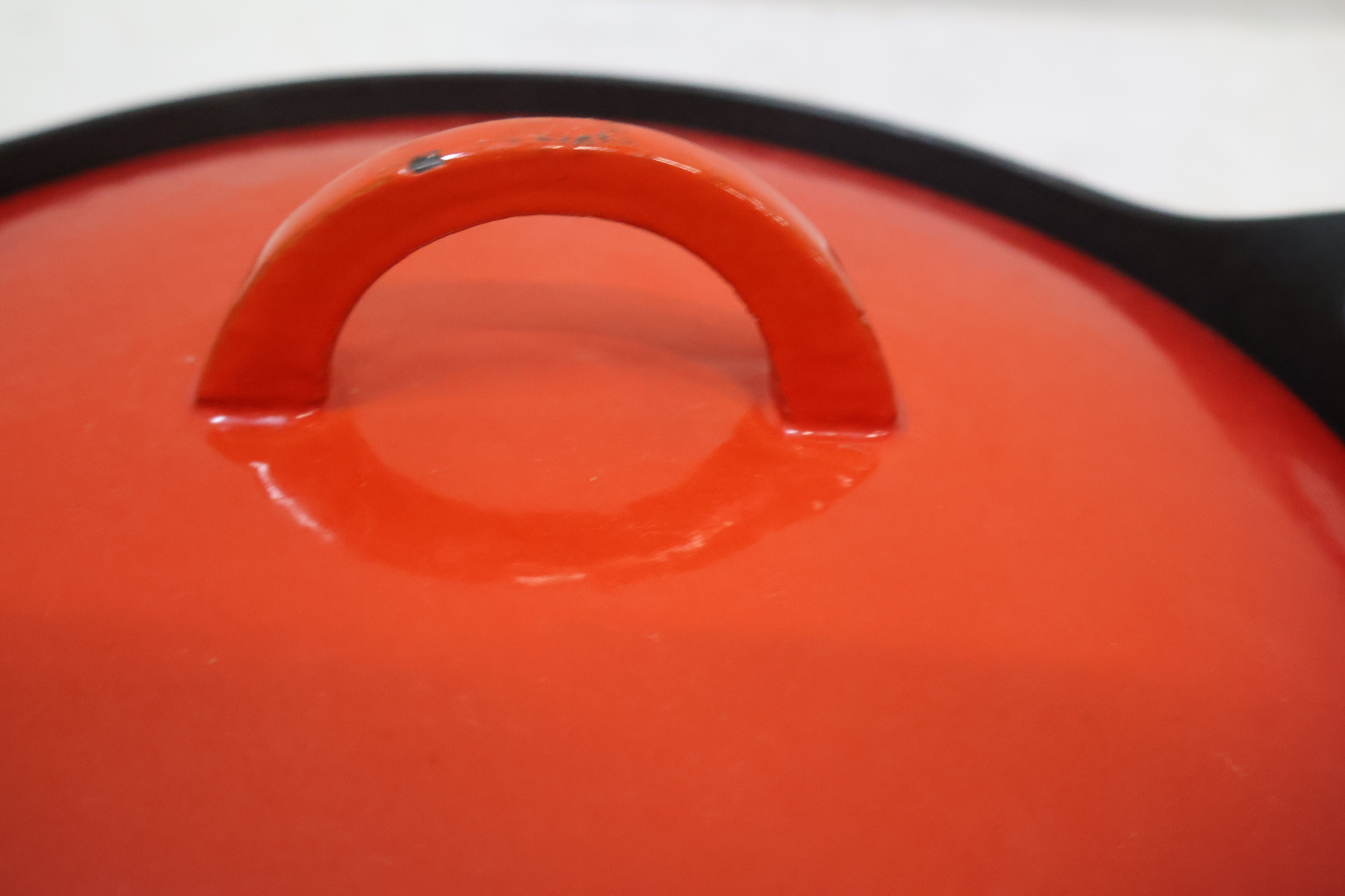 Rode gietijzeren braadpan met deksel – foto 10 – kavel bij GSD Auctions, Zoeterwoude