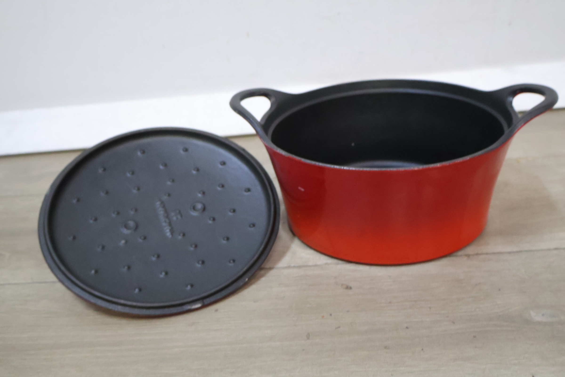 Rode gietijzeren braadpan met deksel – foto 11 – kavel bij GSD Auctions, Zoeterwoude