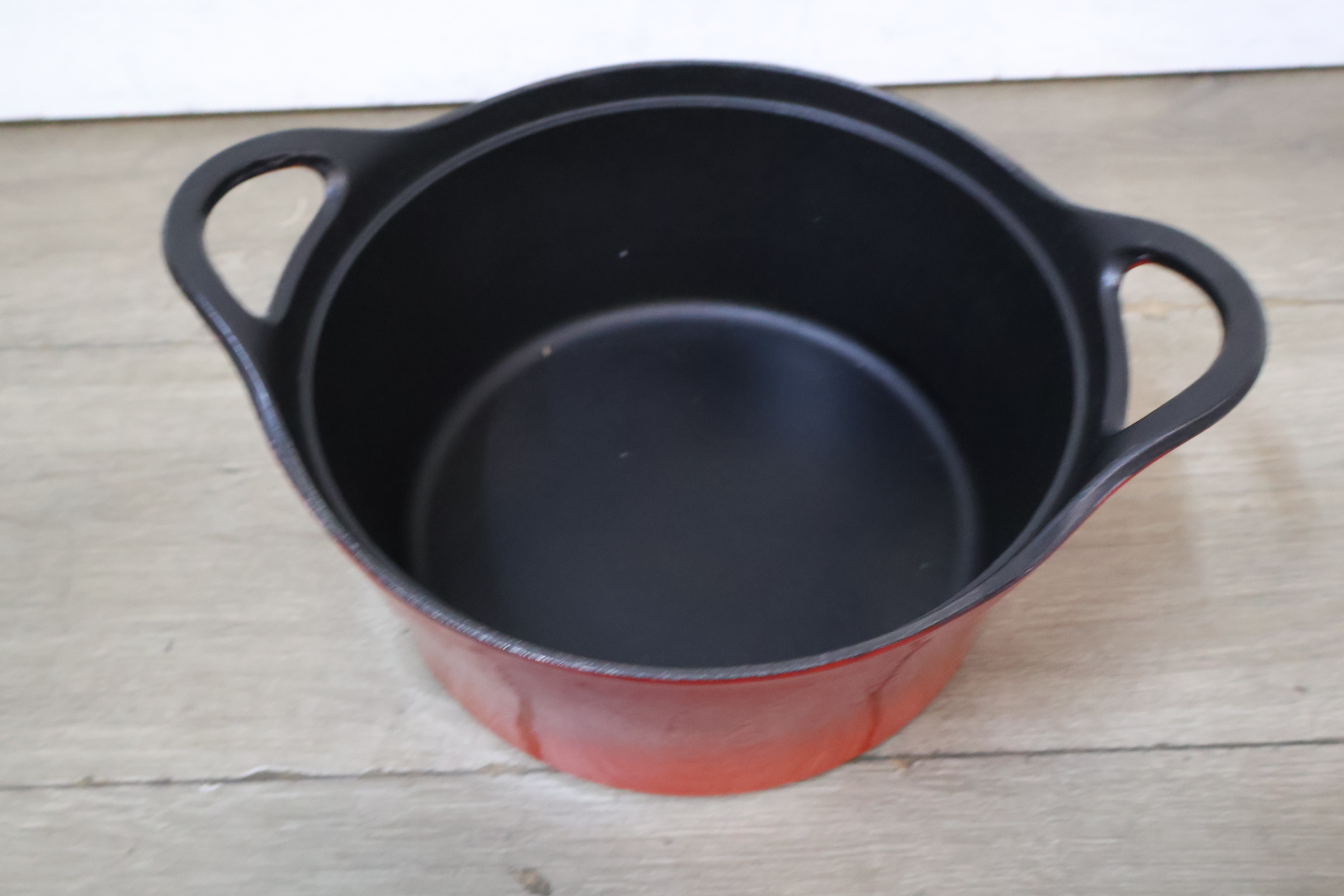 Rode gietijzeren braadpan met deksel – foto 12 – kavel bij GSD Auctions, Zoeterwoude
