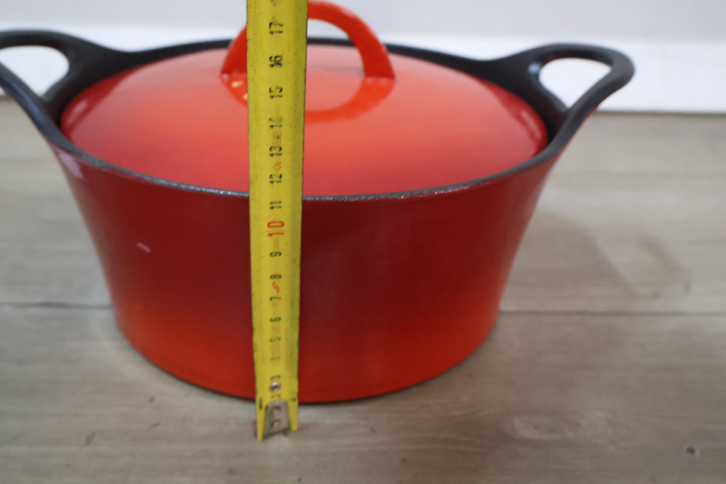 Rode gietijzeren braadpan met deksel – foto 15 – kavel bij GSD Auctions, Zoeterwoude