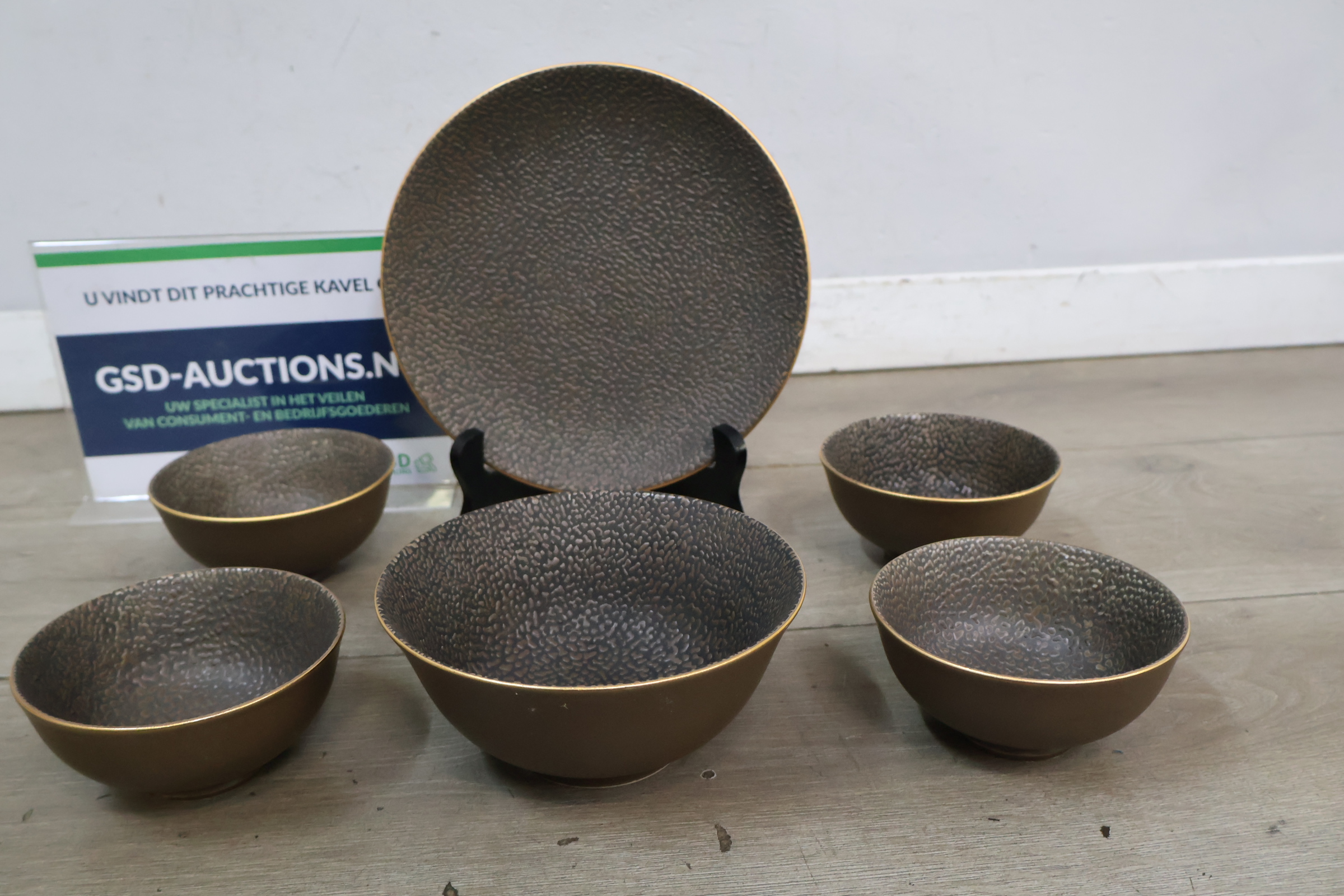 Donkergroen metalen kommetjes en bord set – foto 2 – kavel bij GSD Auctions, Zoeterwoude