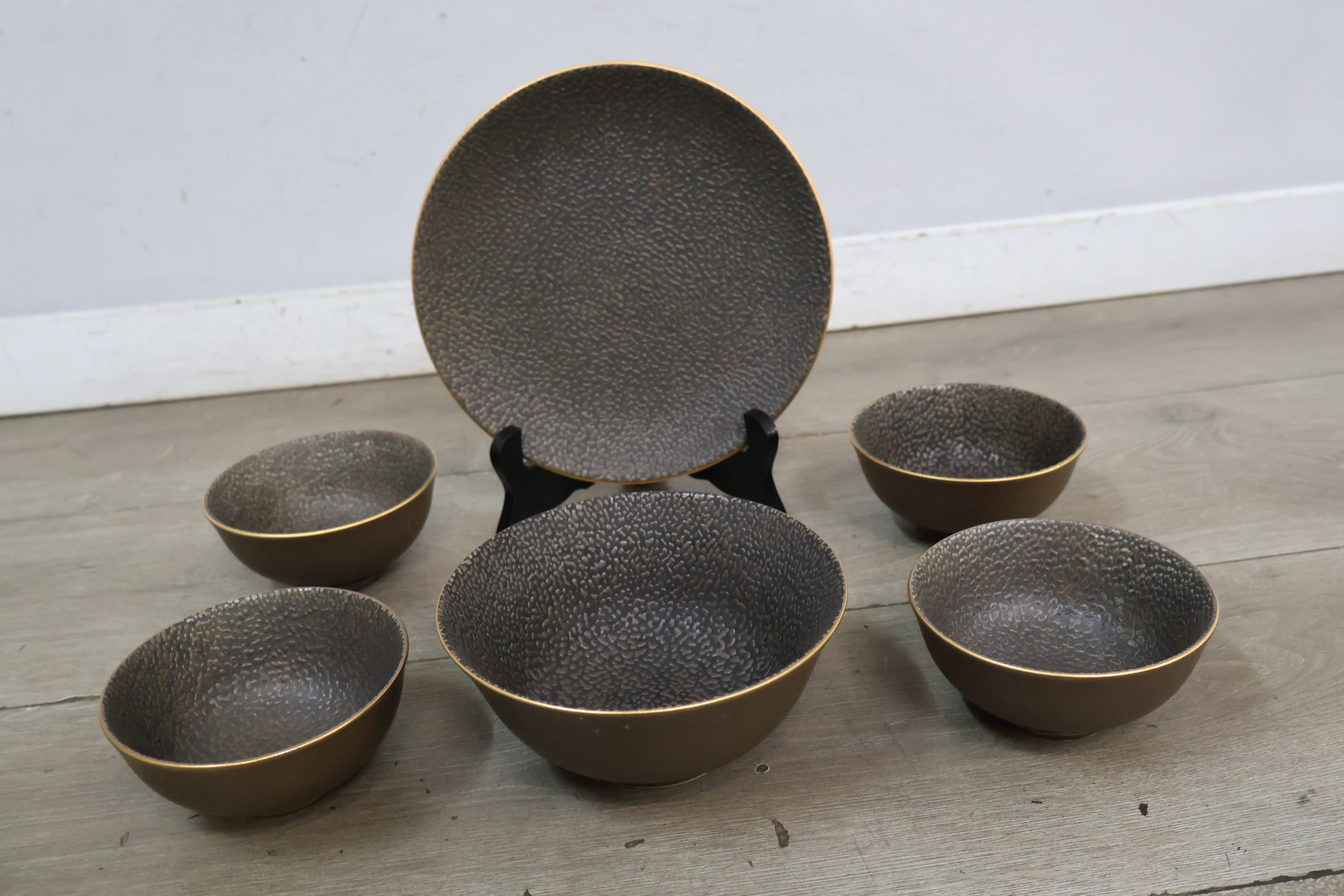 Donkergroen metalen kommetjes en bord set – foto 3 – kavel bij GSD Auctions, Zoeterwoude
