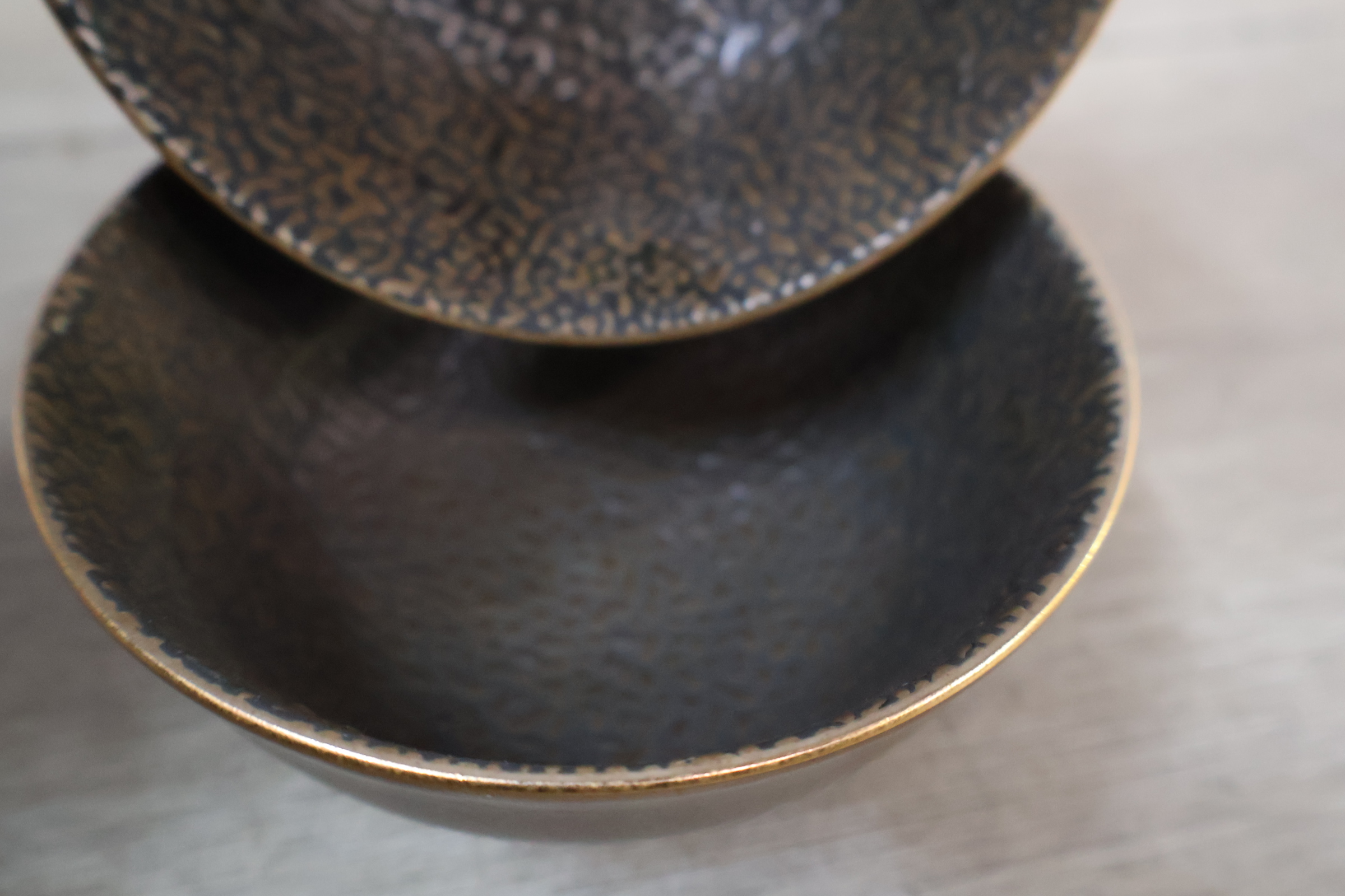 Donkergroen metalen kommetjes en bord set – foto 11 – kavel bij GSD Auctions, Zoeterwoude