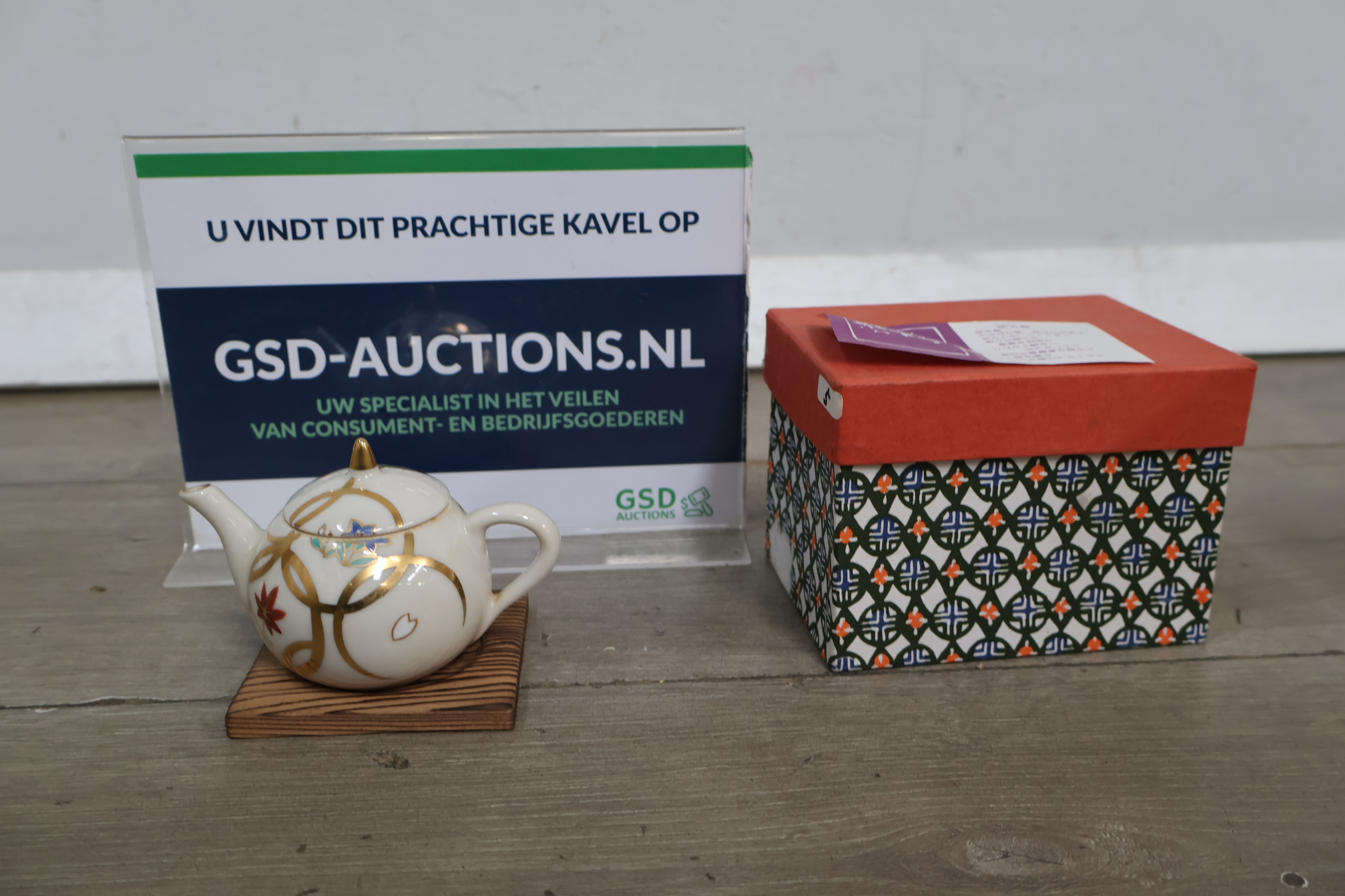 Klein sierkannetje met houten onderzetter en decoratieve doos – foto 2 – kavel bij GSD Auctions, Zoeterwoude