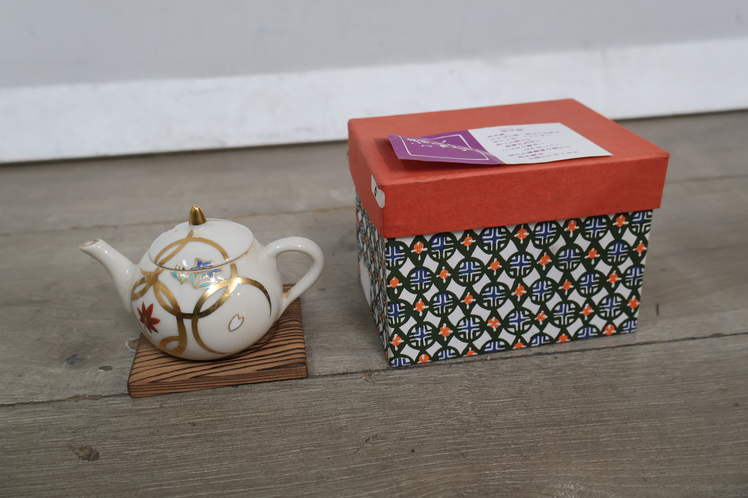 Klein sierkannetje met houten onderzetter en decoratieve doos – foto 3 – kavel bij GSD Auctions, Zoeterwoude