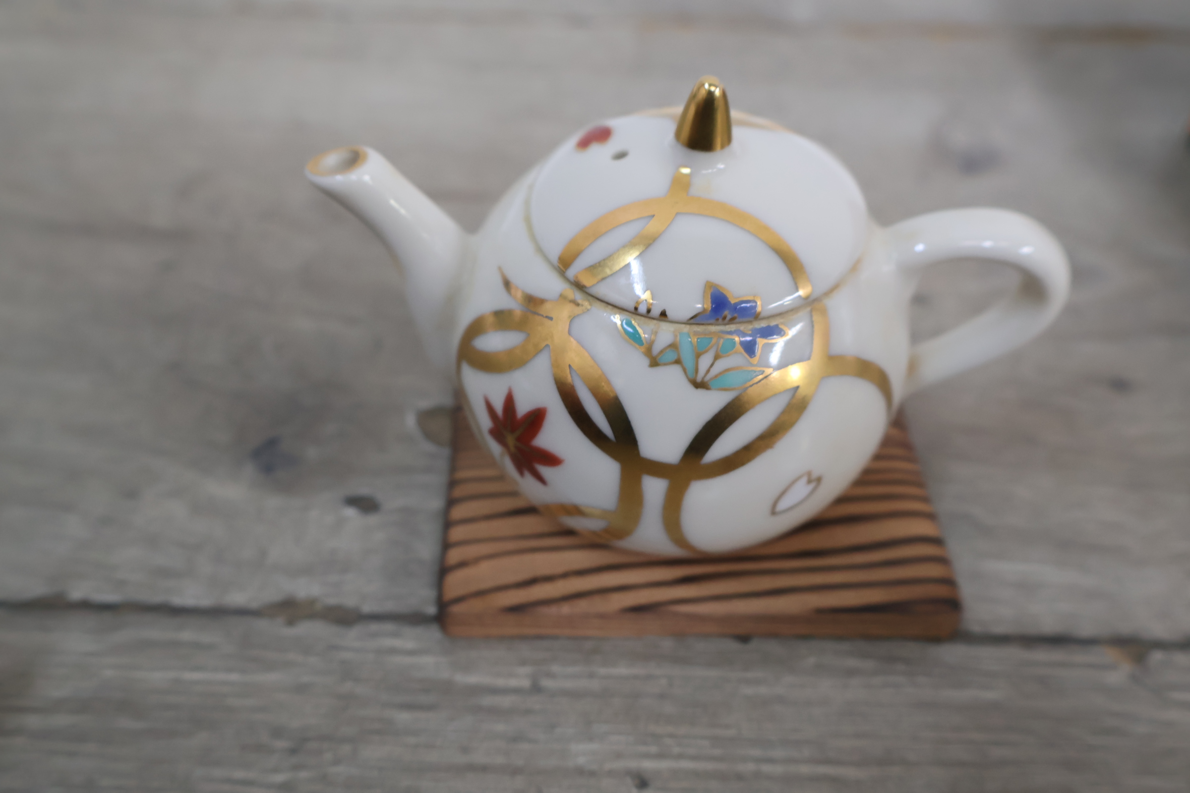 Klein sierkannetje met houten onderzetter en decoratieve doos – foto 6 – kavel bij GSD Auctions, Zoeterwoude