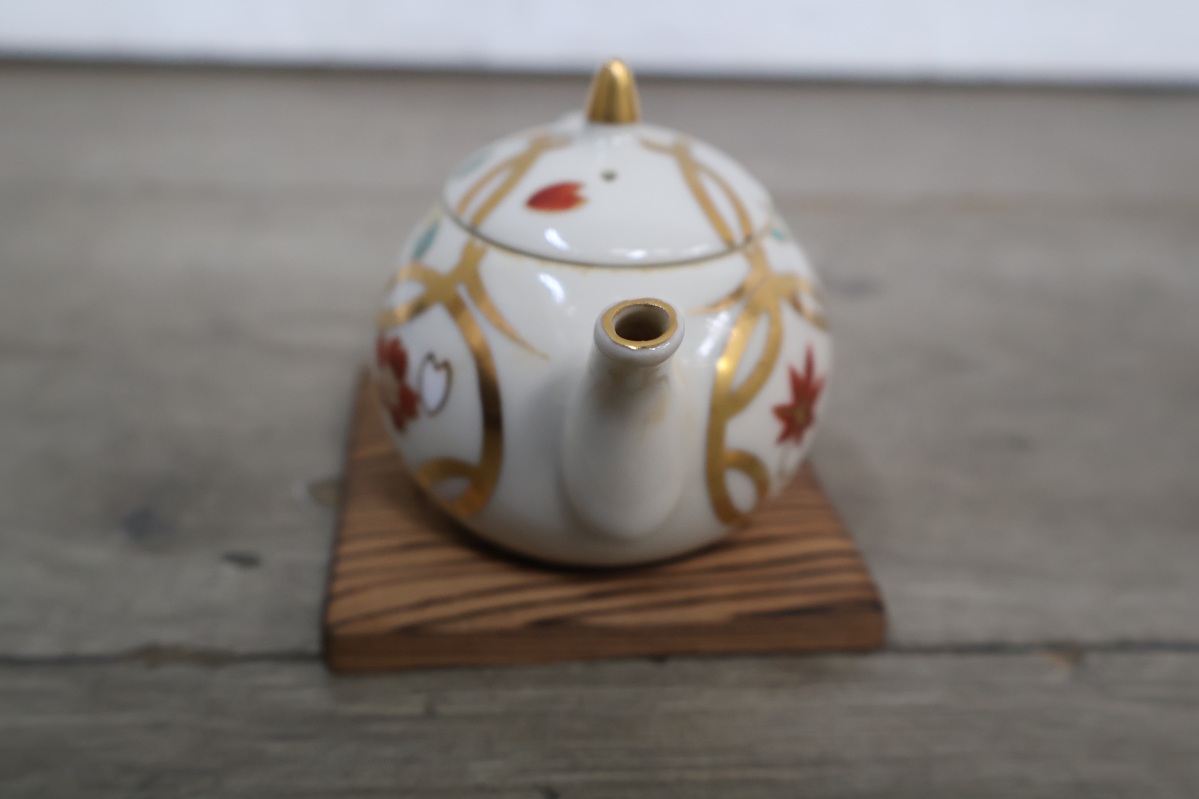 Klein sierkannetje met houten onderzetter en decoratieve doos – foto 7 – kavel bij GSD Auctions, Zoeterwoude