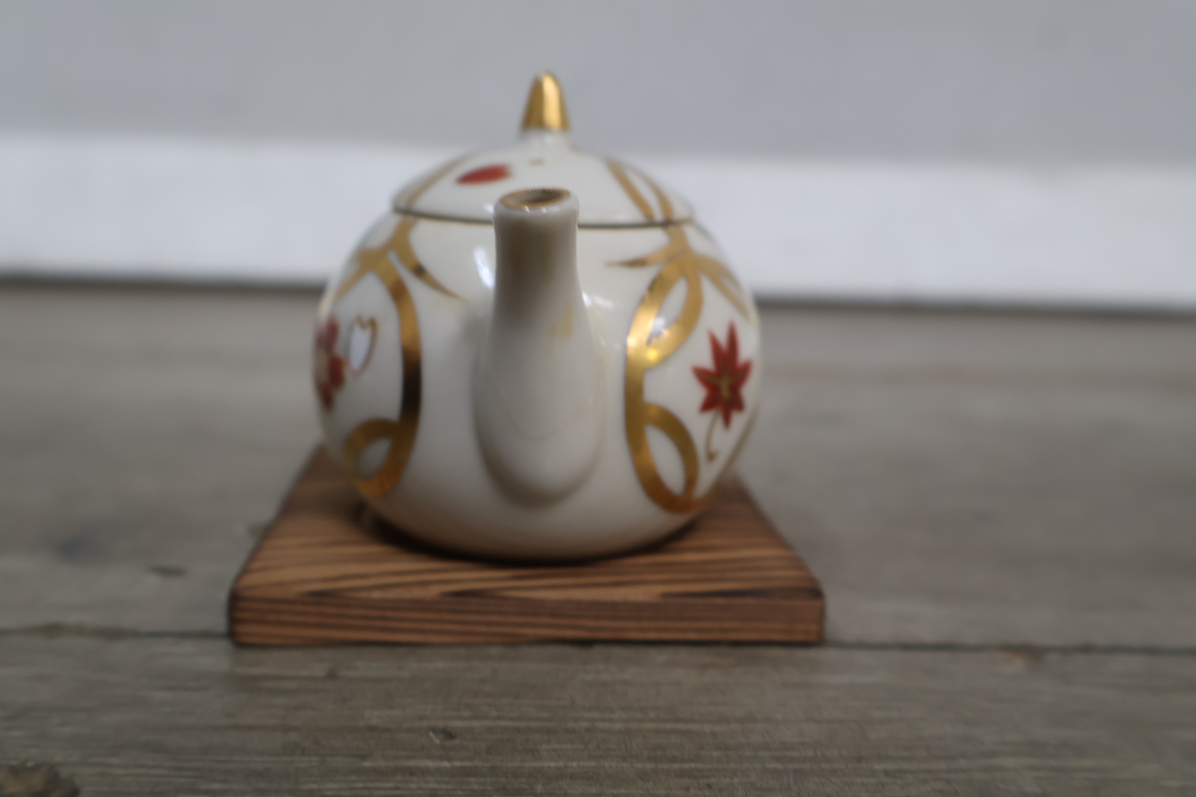 Klein sierkannetje met houten onderzetter en decoratieve doos – foto 8 – kavel bij GSD Auctions, Zoeterwoude
