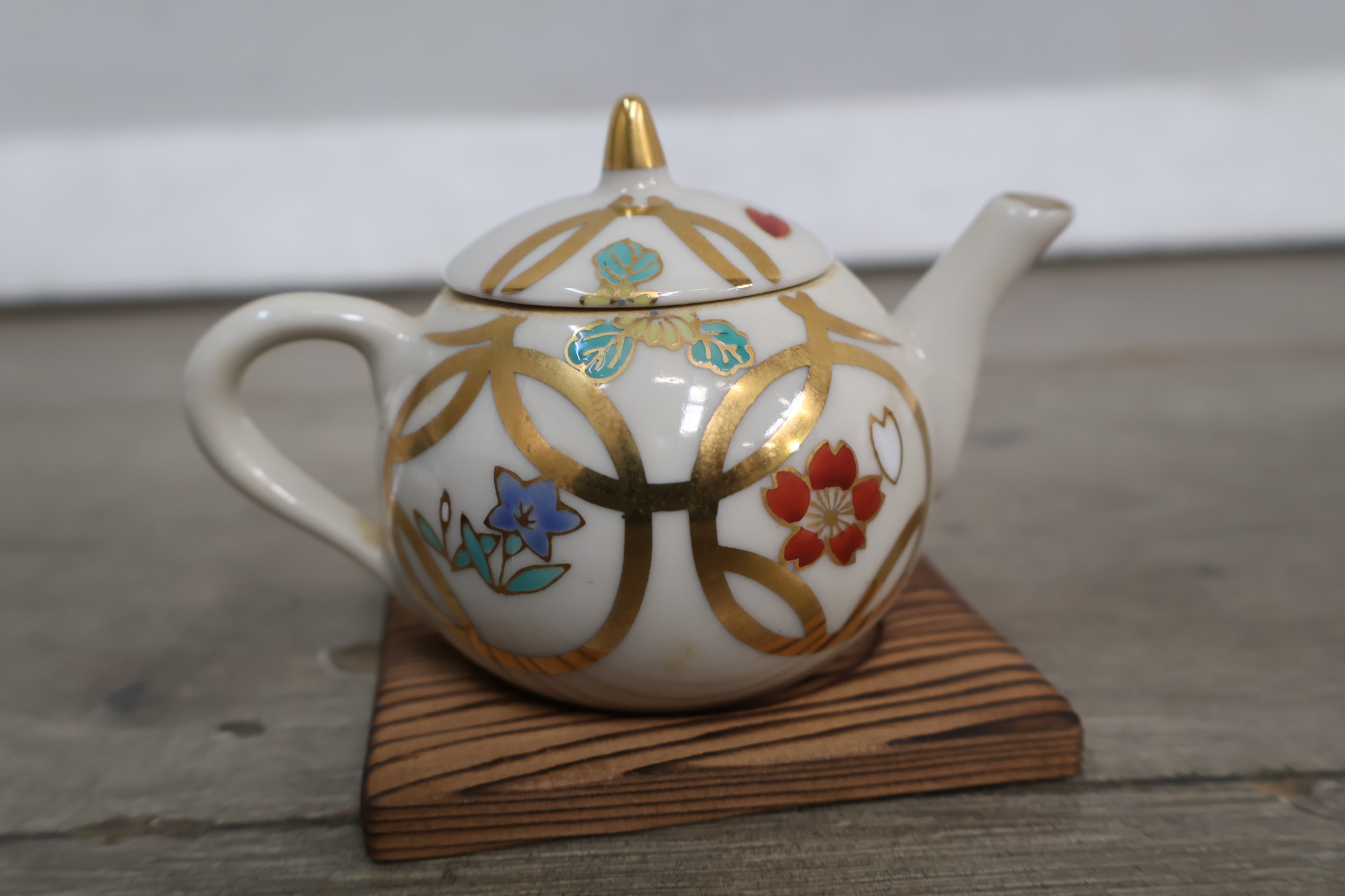 Klein sierkannetje met houten onderzetter en decoratieve doos – foto 9 – kavel bij GSD Auctions, Zoeterwoude