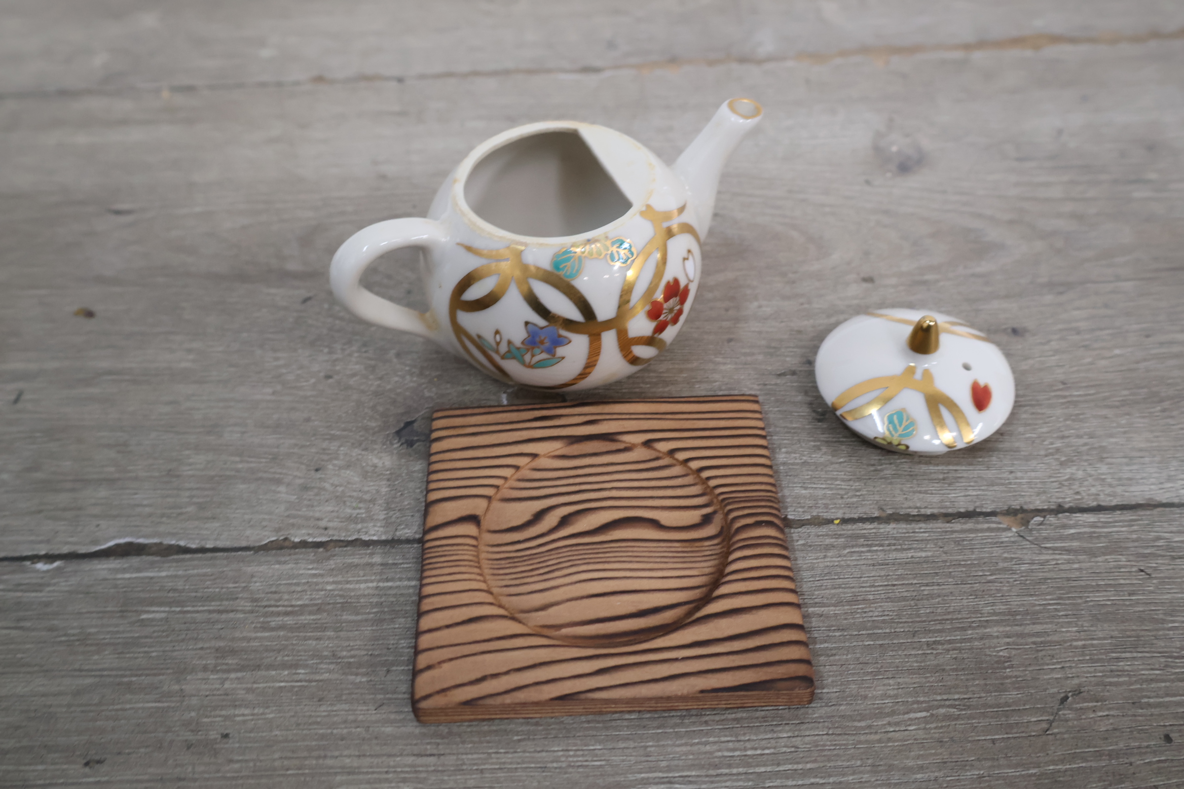 Klein sierkannetje met houten onderzetter en decoratieve doos – foto 11 – kavel bij GSD Auctions, Zoeterwoude