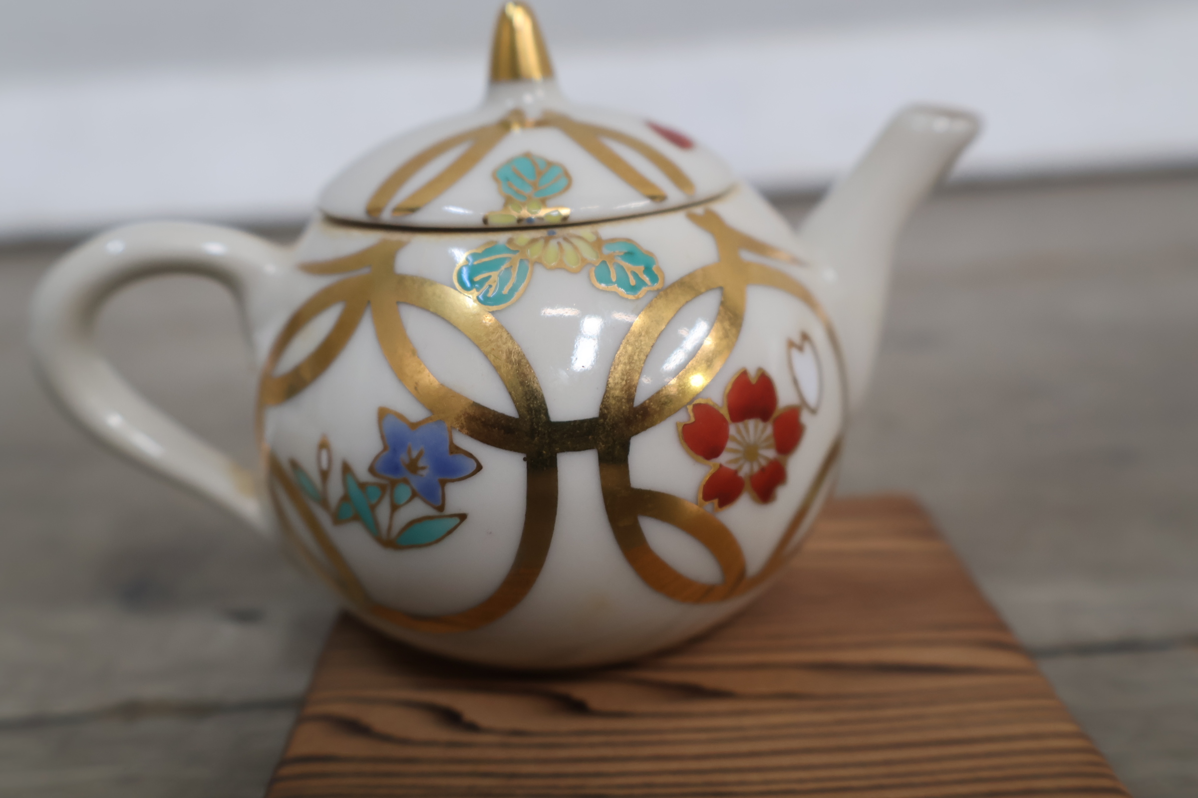 Klein sierkannetje met houten onderzetter en decoratieve doos – foto 13 – kavel bij GSD Auctions, Zoeterwoude