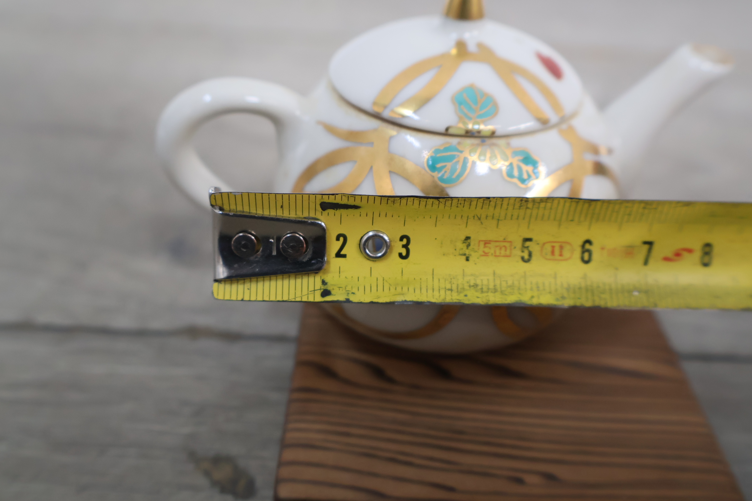 Klein sierkannetje met houten onderzetter en decoratieve doos – foto 14 – kavel bij GSD Auctions, Zoeterwoude