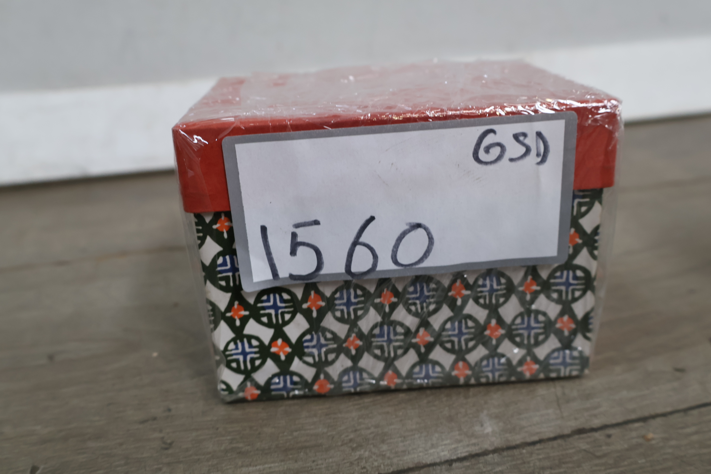 Klein sierkannetje met houten onderzetter en decoratieve doos – foto 16 – kavel bij GSD Auctions, Zoeterwoude