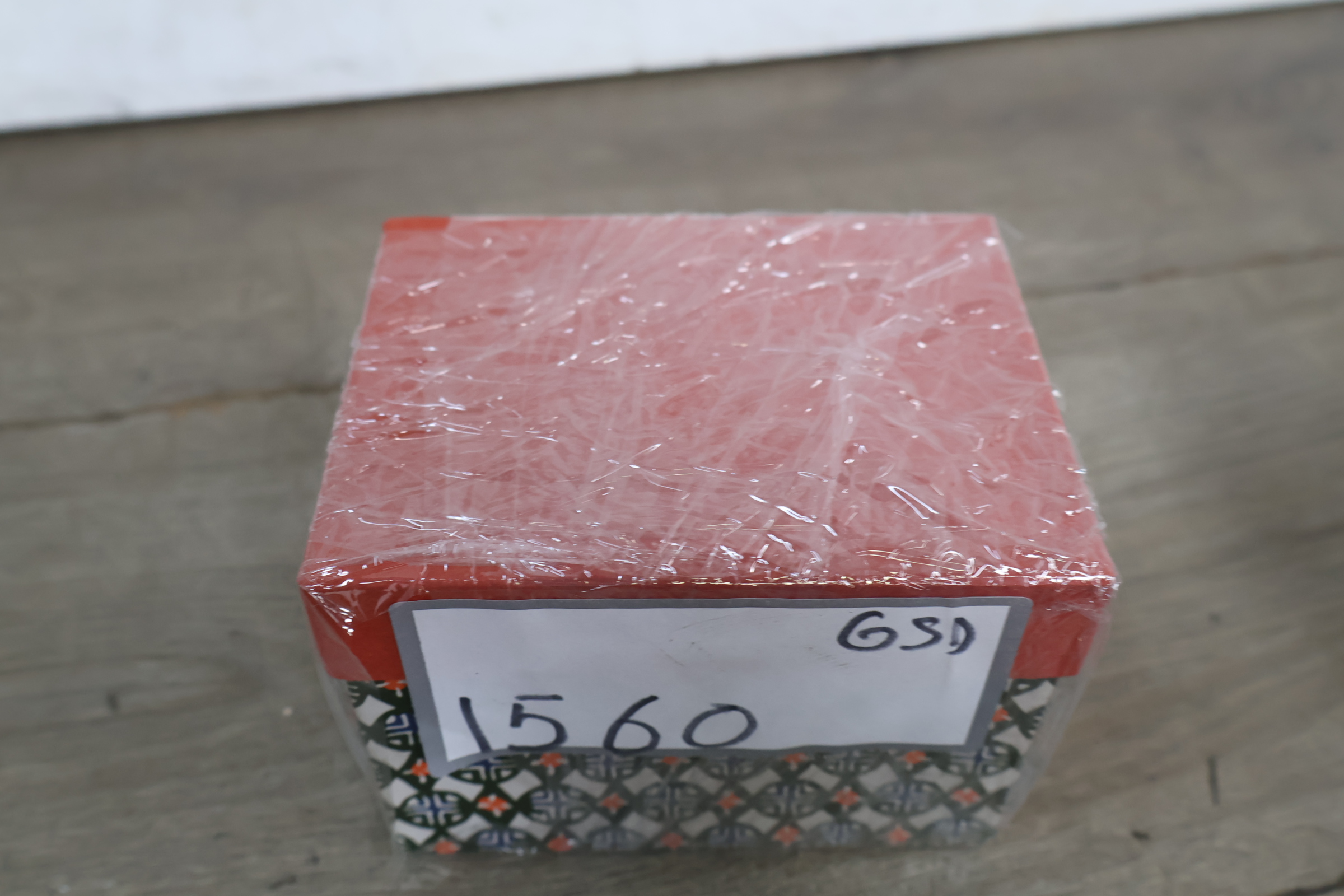 Klein sierkannetje met houten onderzetter en decoratieve doos – foto 17 – kavel bij GSD Auctions, Zoeterwoude