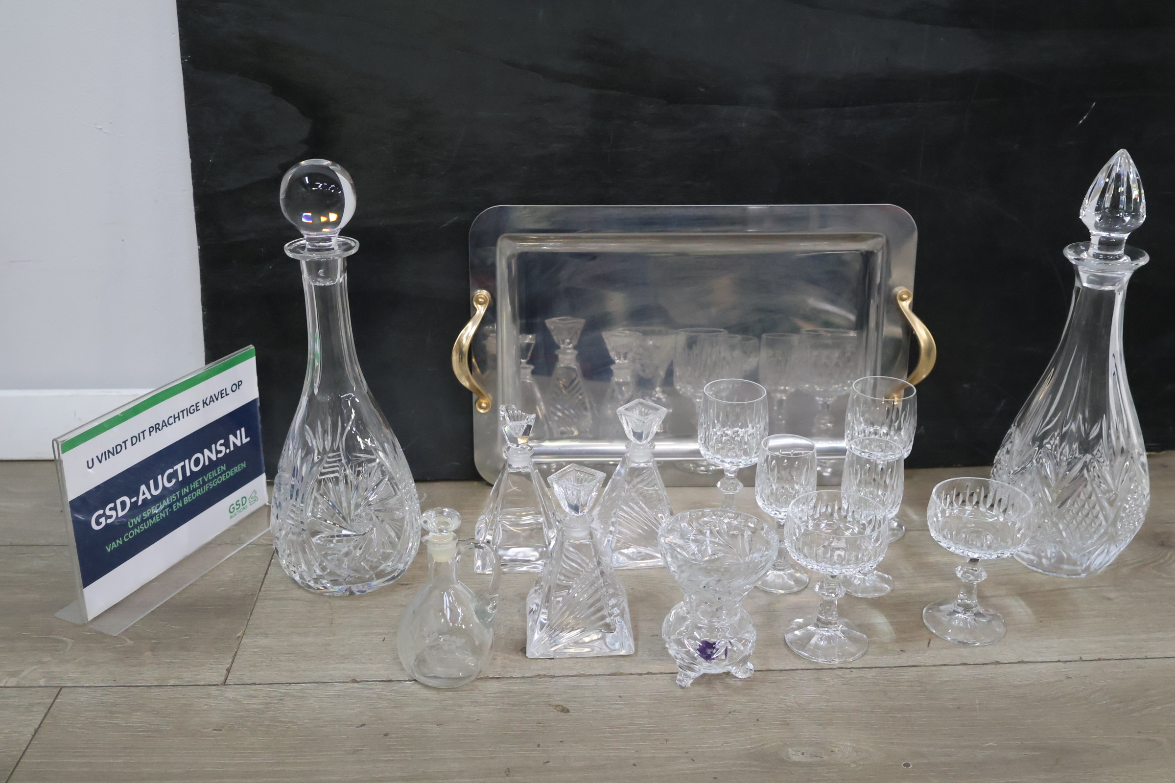 Glazen karaffen en glazen set met dienblad – foto 2 – kavel bij GSD Auctions, Zoeterwoude