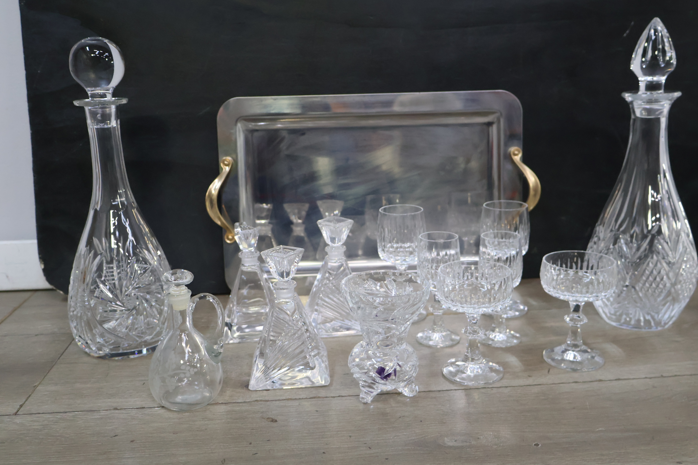 Glazen karaffen en glazen set met dienblad – foto 3 – kavel bij GSD Auctions, Zoeterwoude