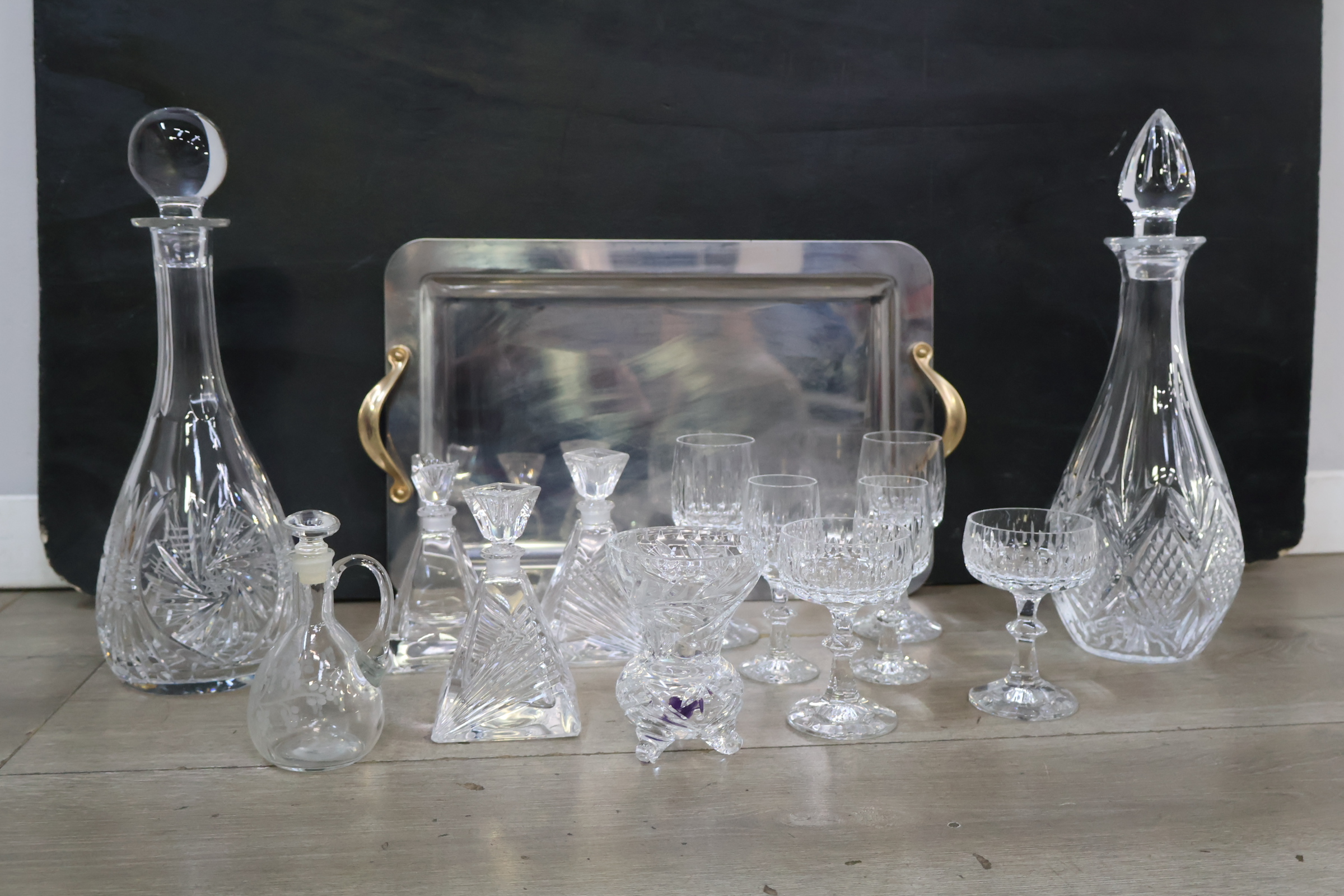 Glazen karaffen en glazen set met dienblad – foto 4 – kavel bij GSD Auctions, Zoeterwoude