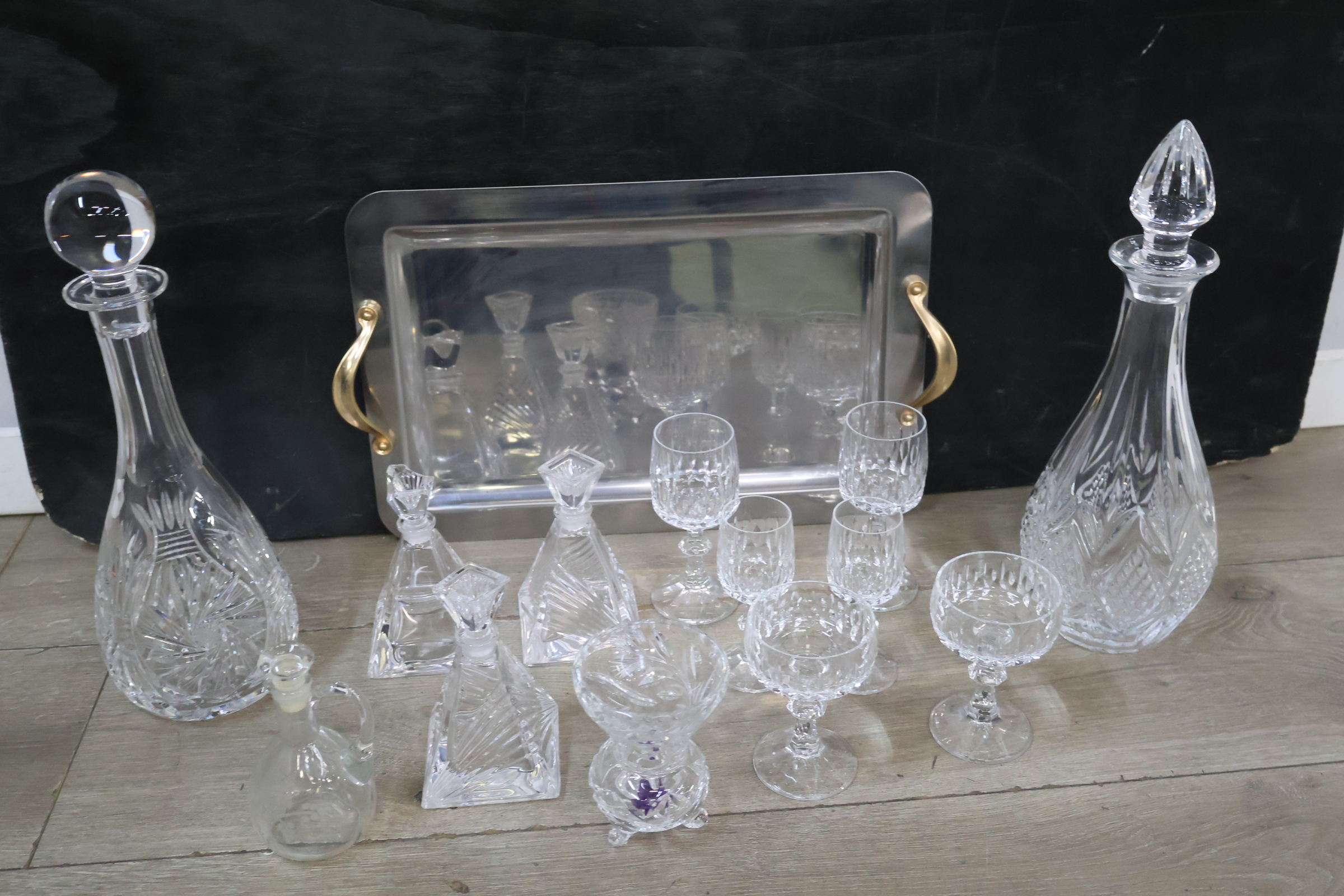 Glazen karaffen en glazen set met dienblad – foto 5 – kavel bij GSD Auctions, Zoeterwoude
