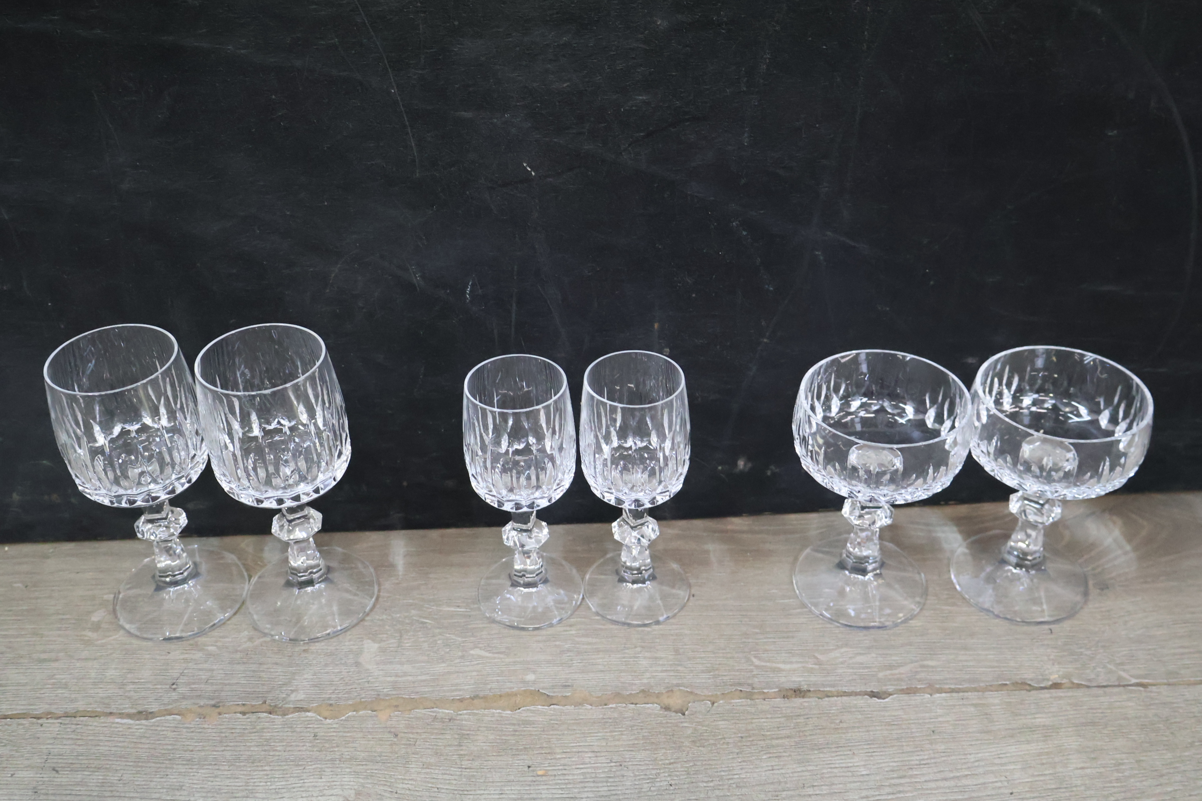 Glazen karaffen en glazen set met dienblad – foto 10 – kavel bij GSD Auctions, Zoeterwoude
