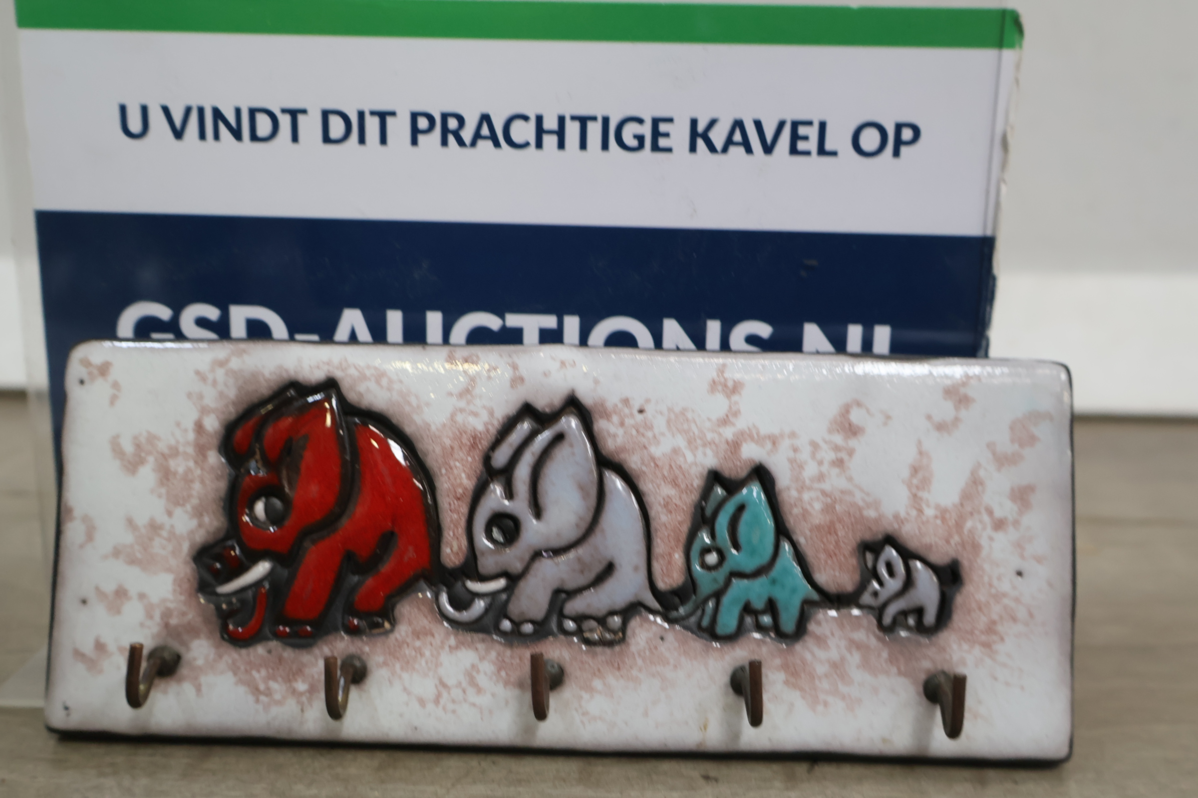 Wandkapstok met keramische plaat en olifantenmotief – foto 2 – kavel bij GSD Auctions, Zoeterwoude