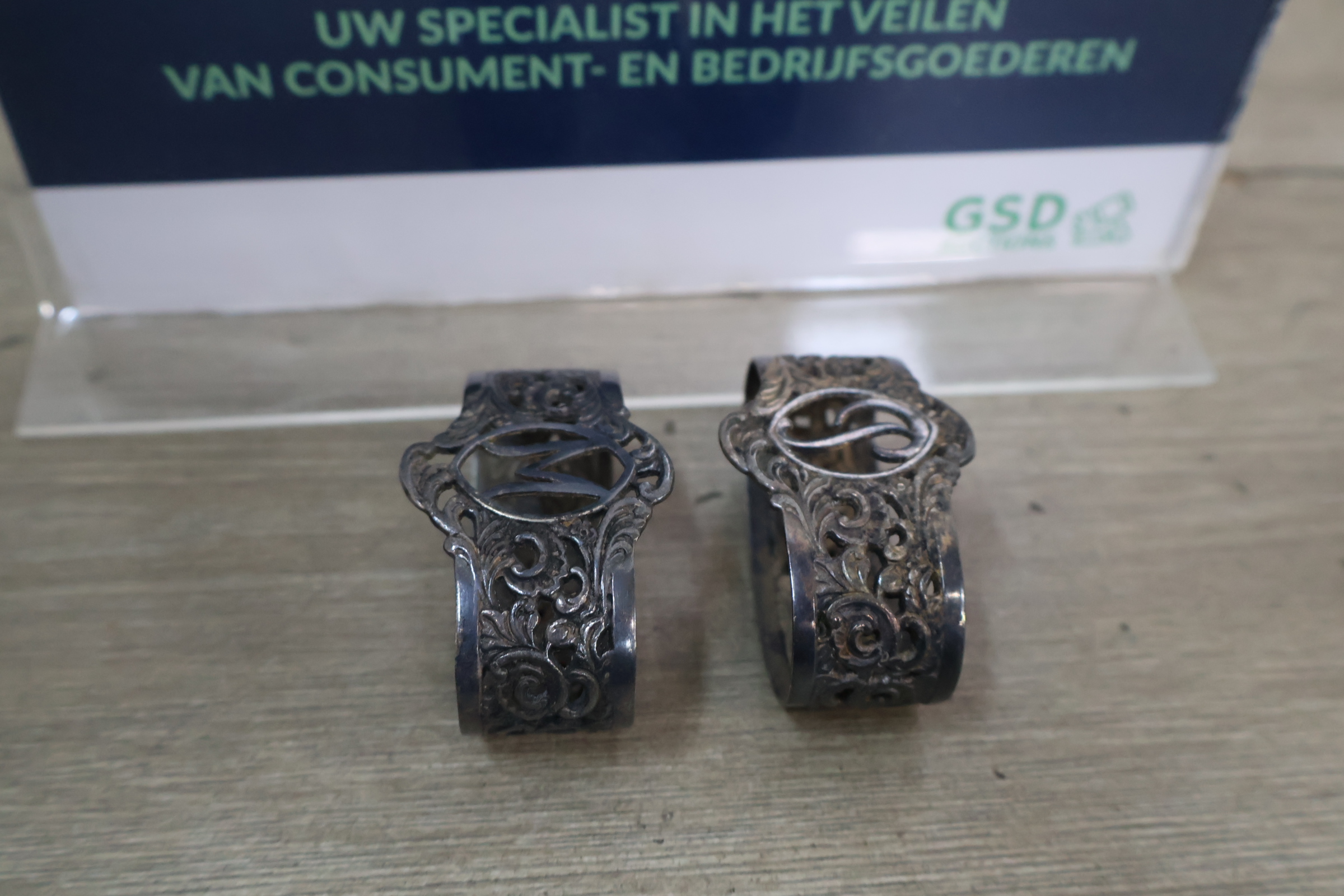 Set zilveren servetringen met initialen M en P – foto 2 – kavel bij GSD Auctions, Zoeterwoude