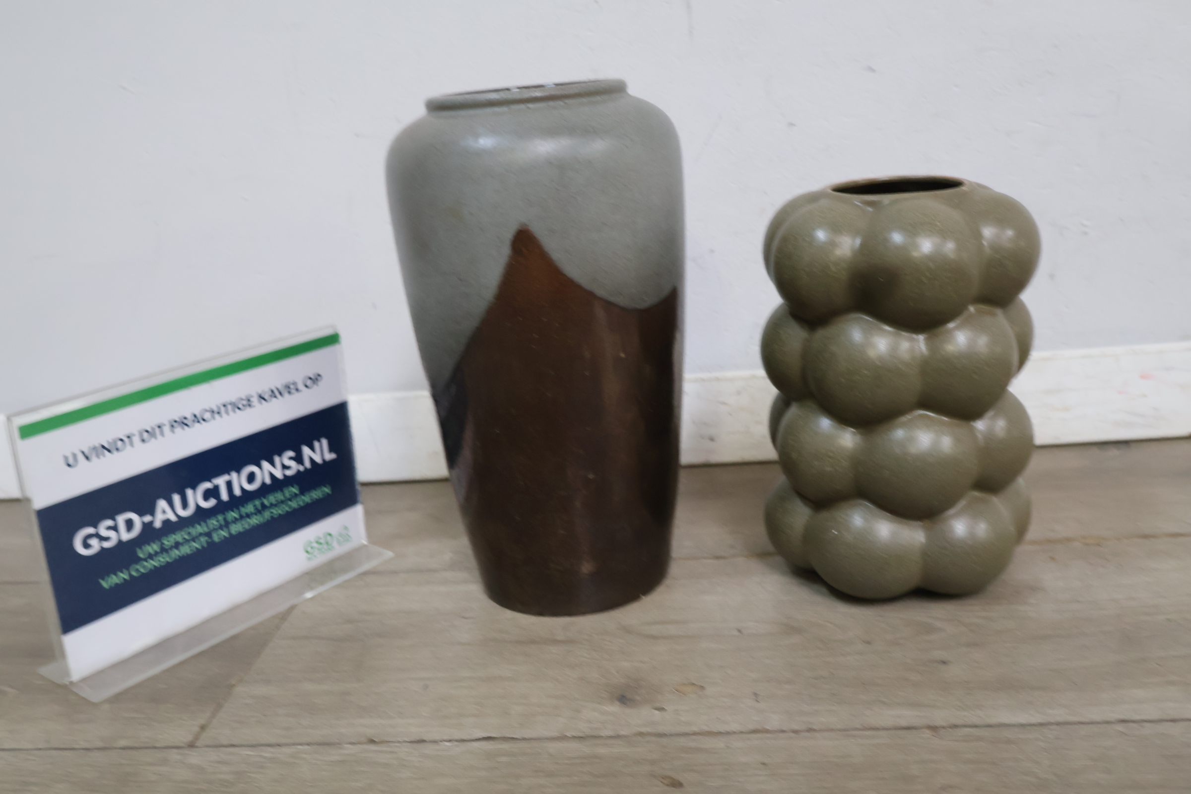 Set van twee keramische vazen – foto 3 – kavel bij GSD Auctions, Zoeterwoude