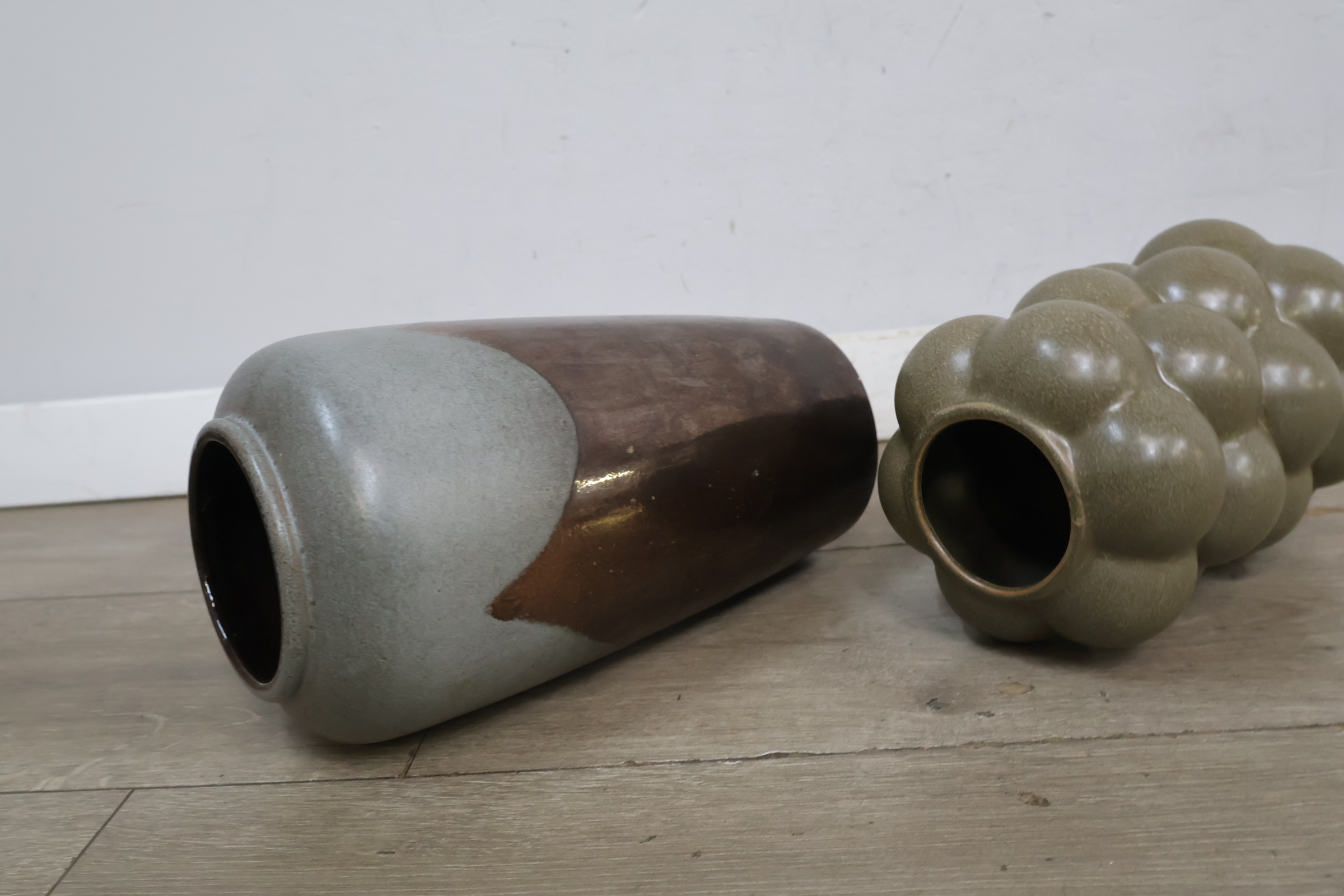 Set van twee keramische vazen – foto 5 – kavel bij GSD Auctions, Zoeterwoude