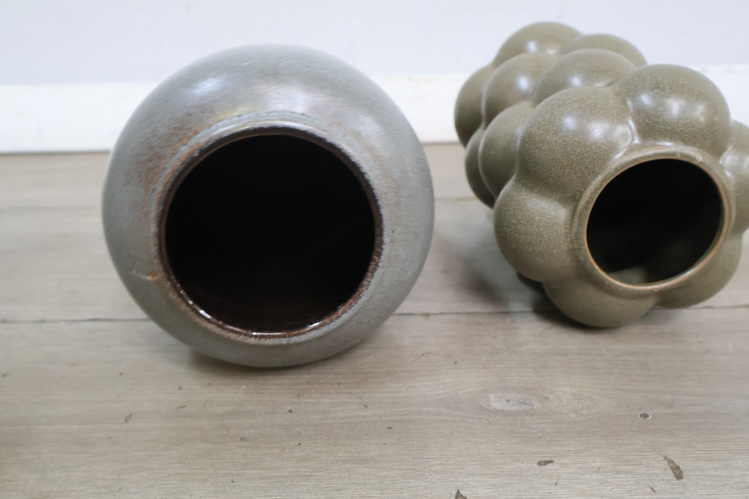 Set van twee keramische vazen – foto 8 – kavel bij GSD Auctions, Zoeterwoude