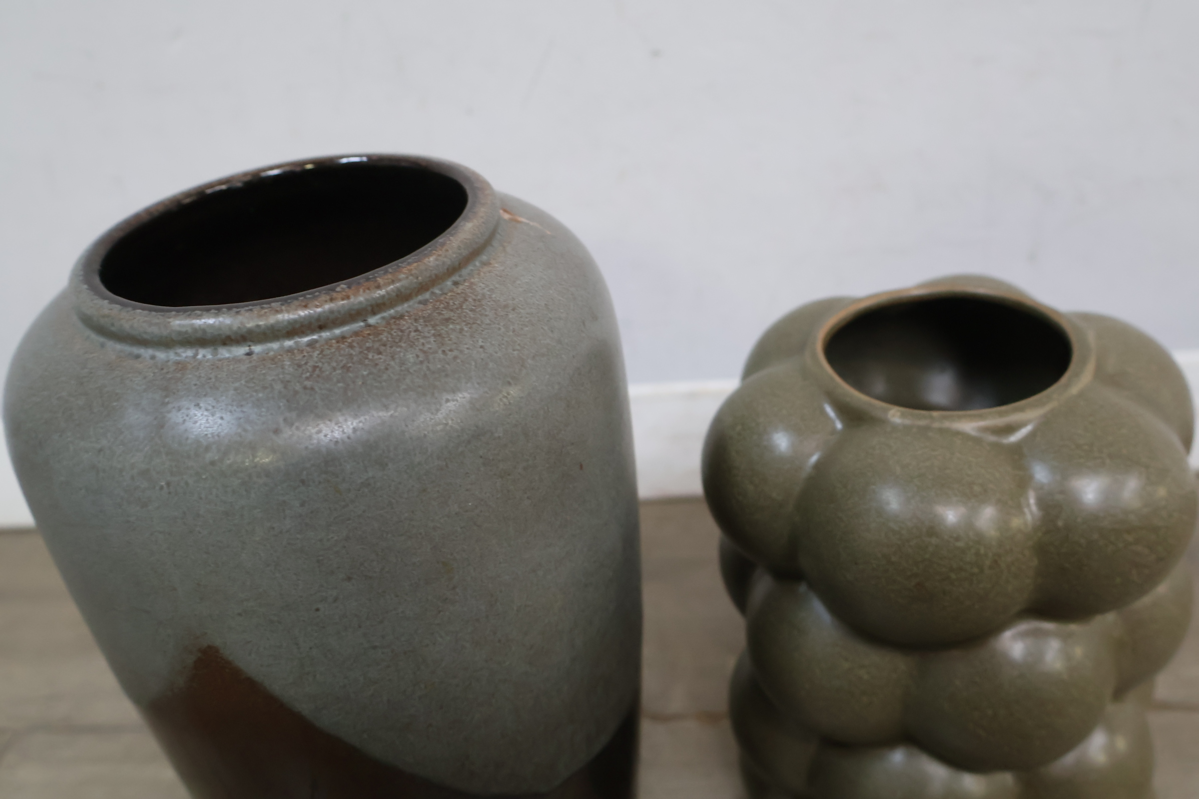 Set van twee keramische vazen – foto 12 – kavel bij GSD Auctions, Zoeterwoude