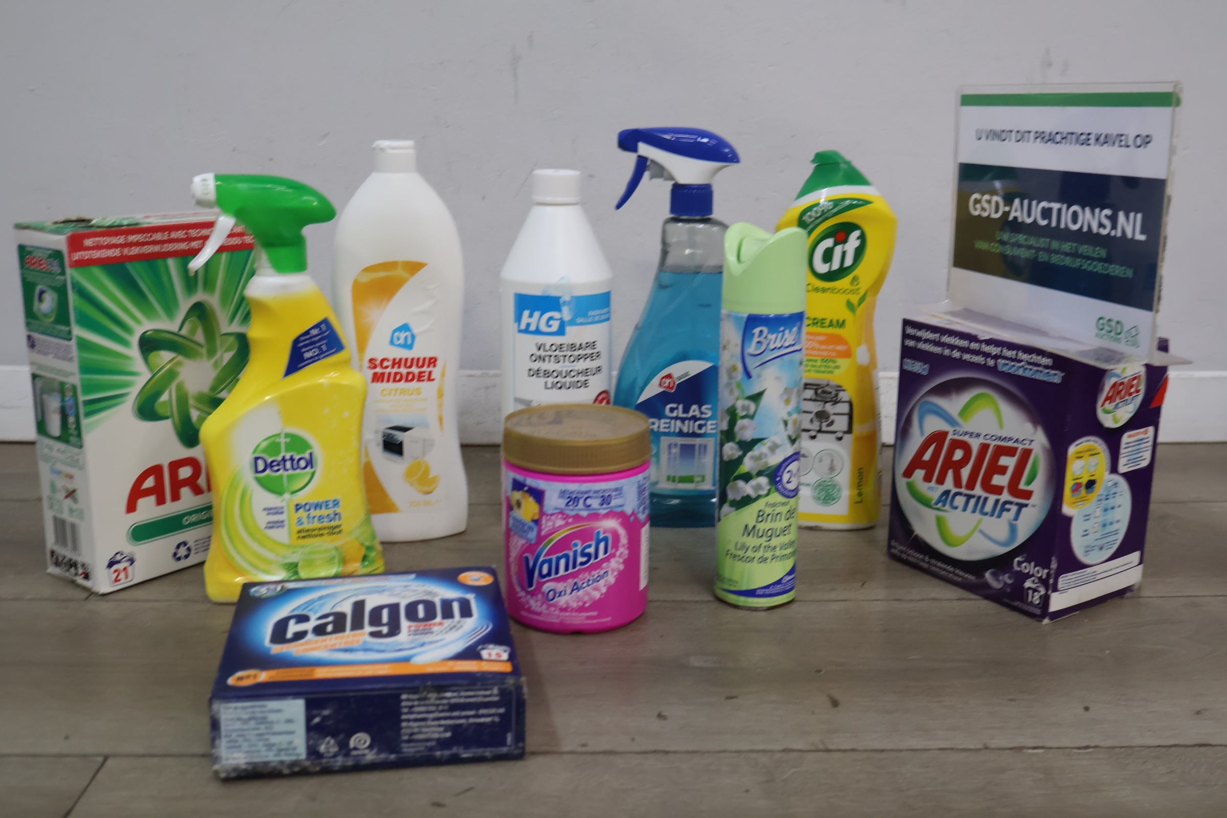 Diverse schoonmaakmiddelen inclusief Ariel en Dettol – foto 2 – kavel bij GSD Auctions, Zoeterwoude