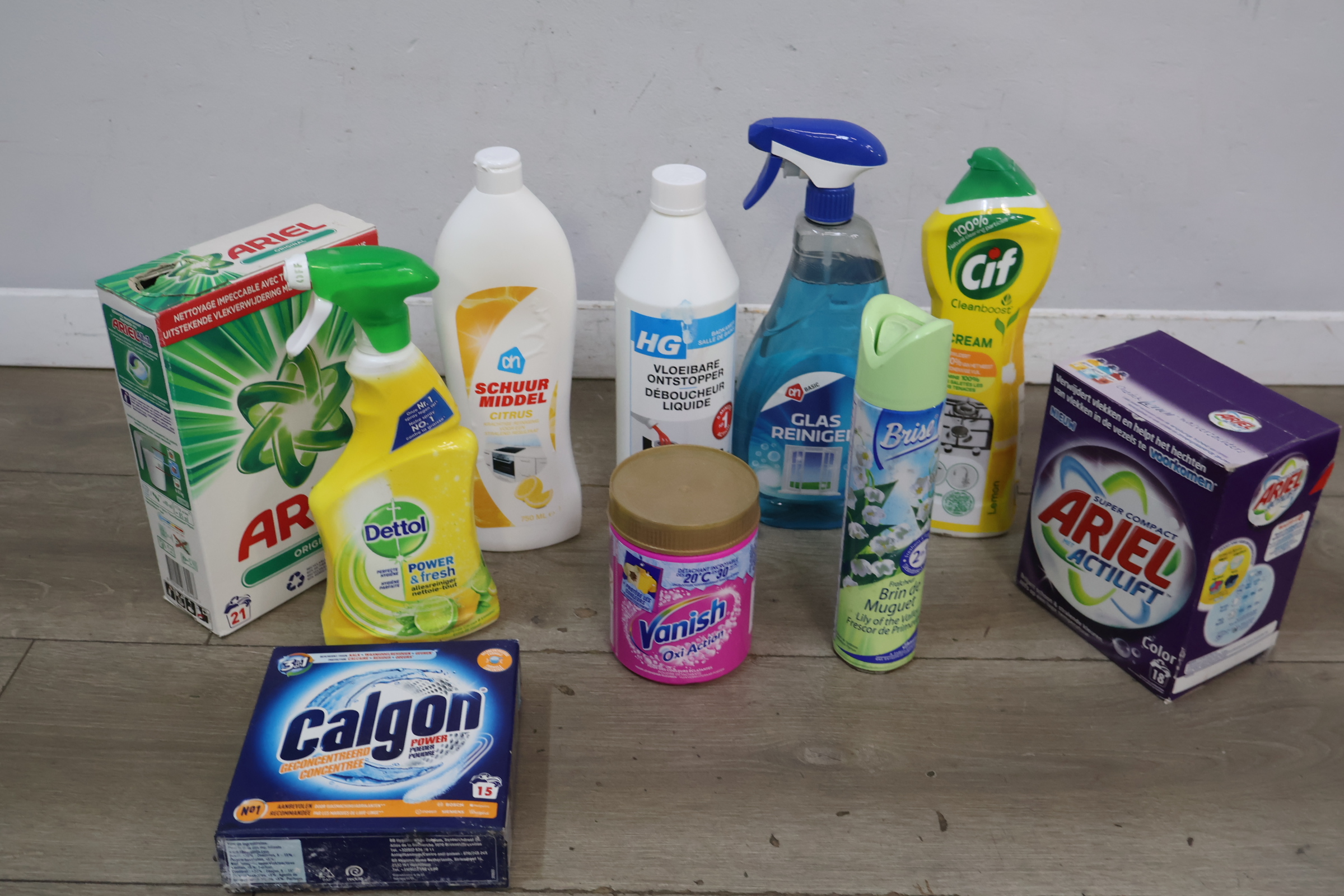Diverse schoonmaakmiddelen inclusief Ariel en Dettol – foto 4 – kavel bij GSD Auctions, Zoeterwoude